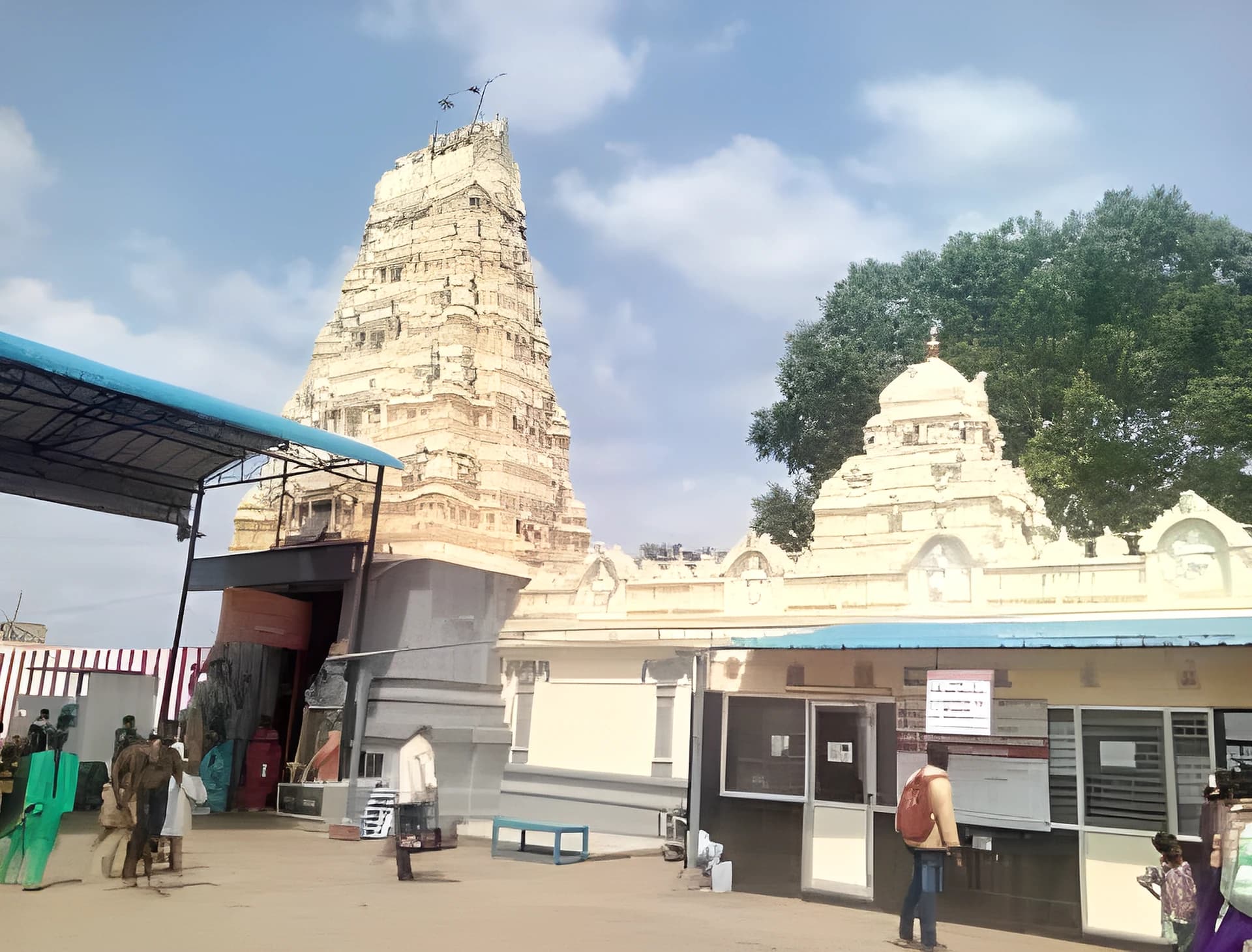 పెద్దకాకాని శివాలయంలో అమ్మవారి నగలు మాయం