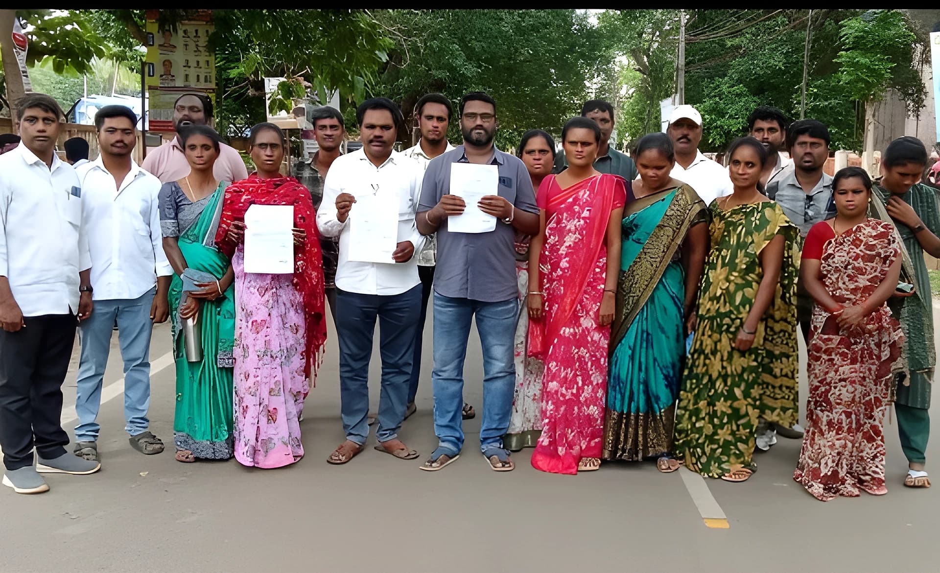 మా భూములు వేరోళ్లకు ఎందుకిస్తరు?