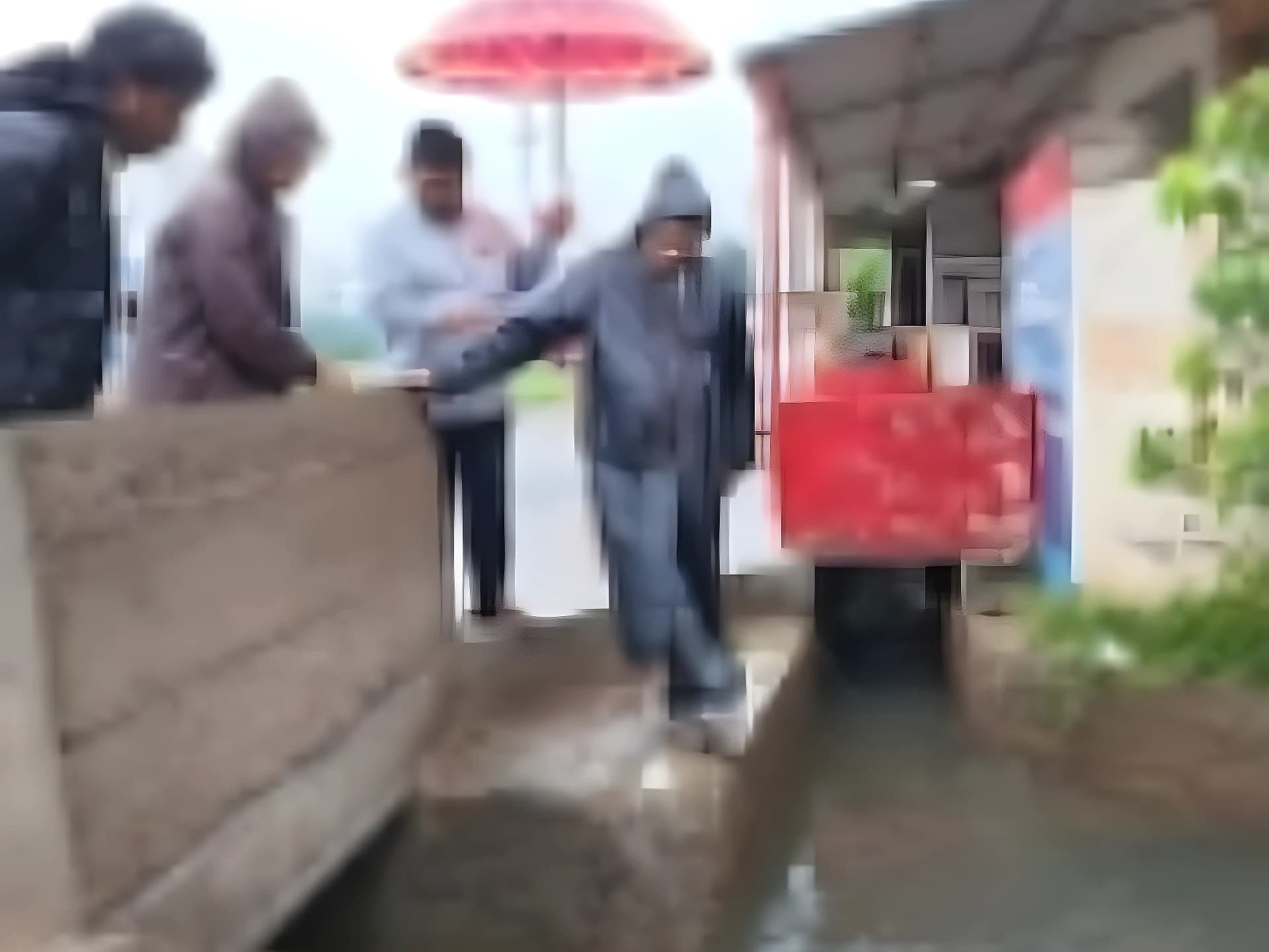 లోతట్టు ప్రాంత ప్రజలు అప్రమత్తంగా ఉండాలి