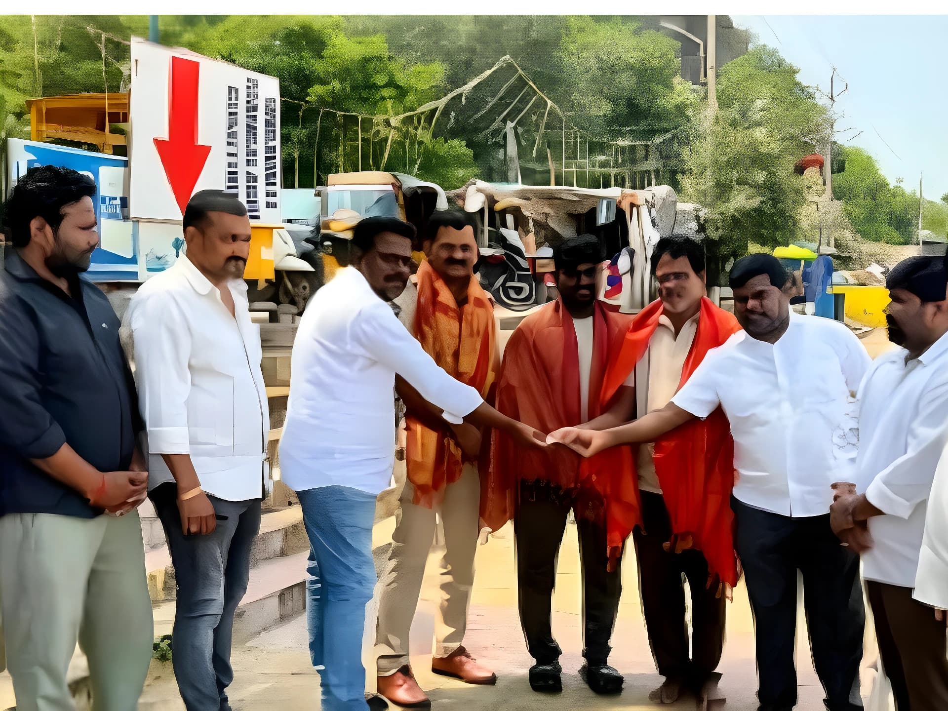 నదిలో దూకిన వ్యక్తికి రక్షణ: కాపాడిన వారికి సన్మానం