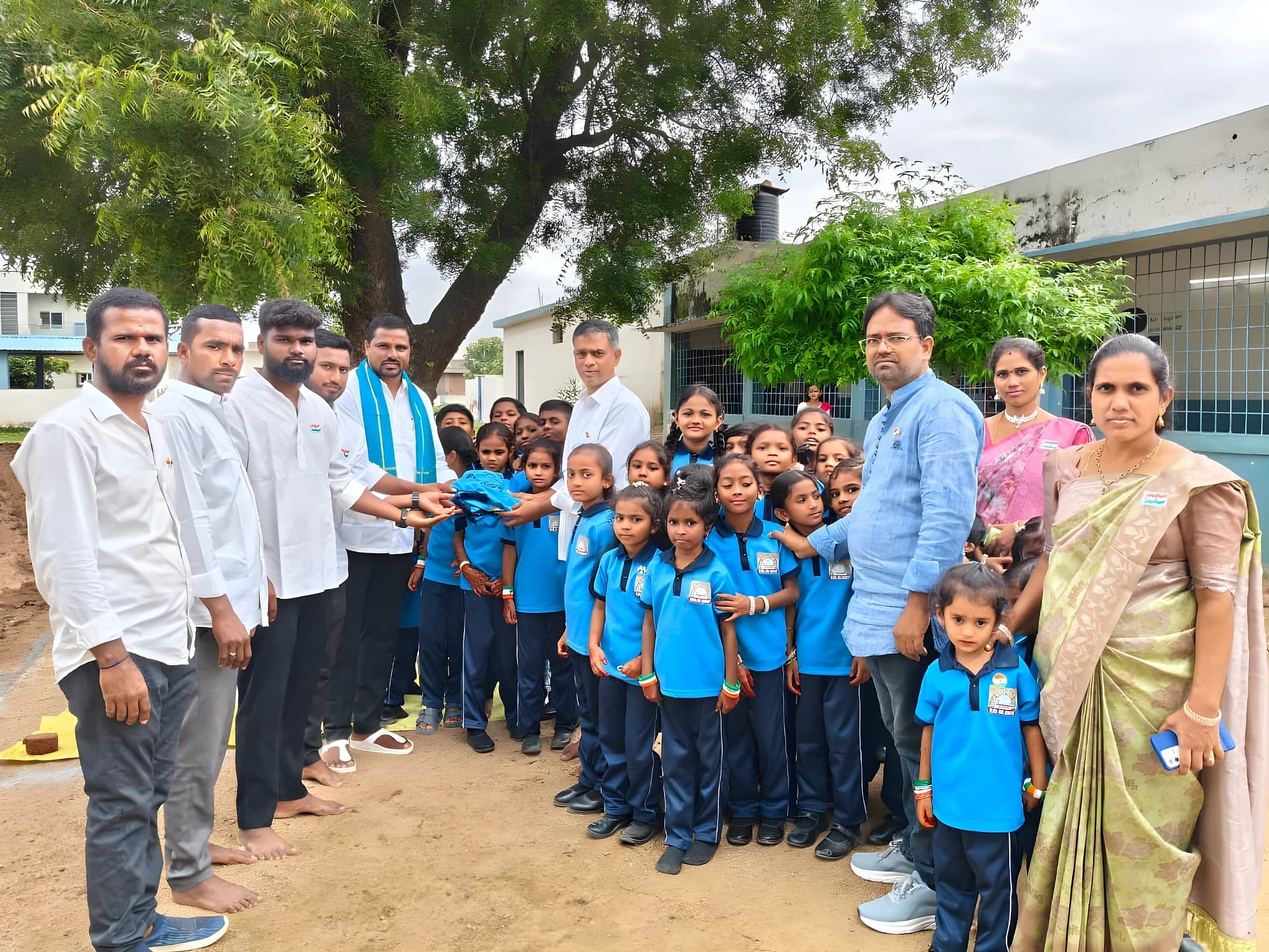 స్కూల్‌కు స్పోర్ట్స్ యూనిఫాం అందజేత