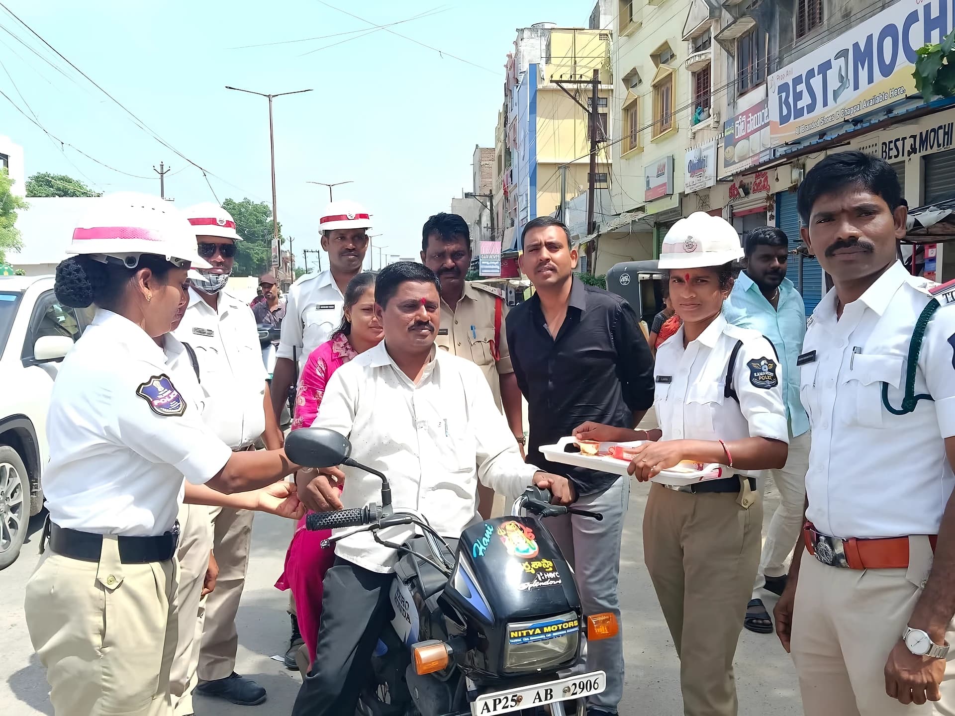 రాఖీ కట్టి రోడ్డు భద్రతపై అవగాహన