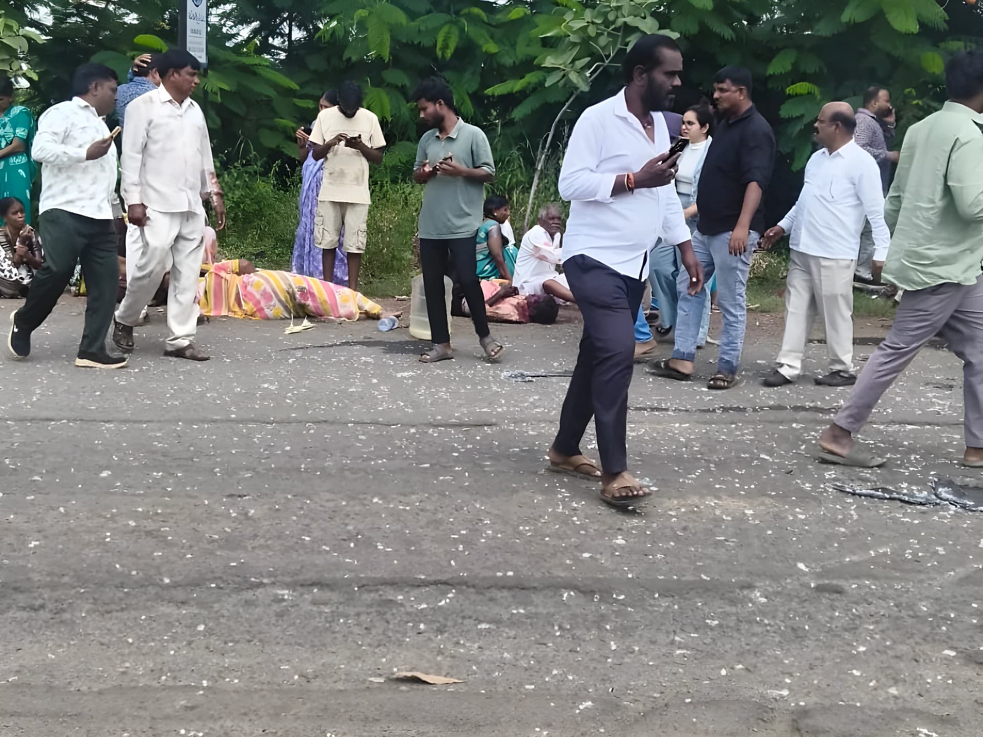 అనంతగిరి ఘాట్ రోడ్డు ప్రమాదం.. నలుగురు మృతి!