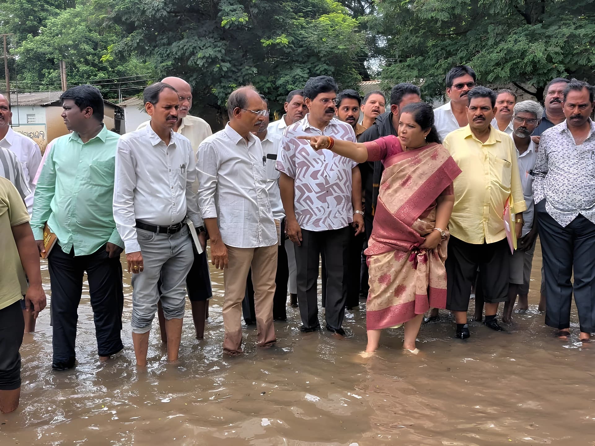 సాలూరు ఆర్టీసీ కాంప్లెక్స్‌ను పరిశీలించిన మంత్రి