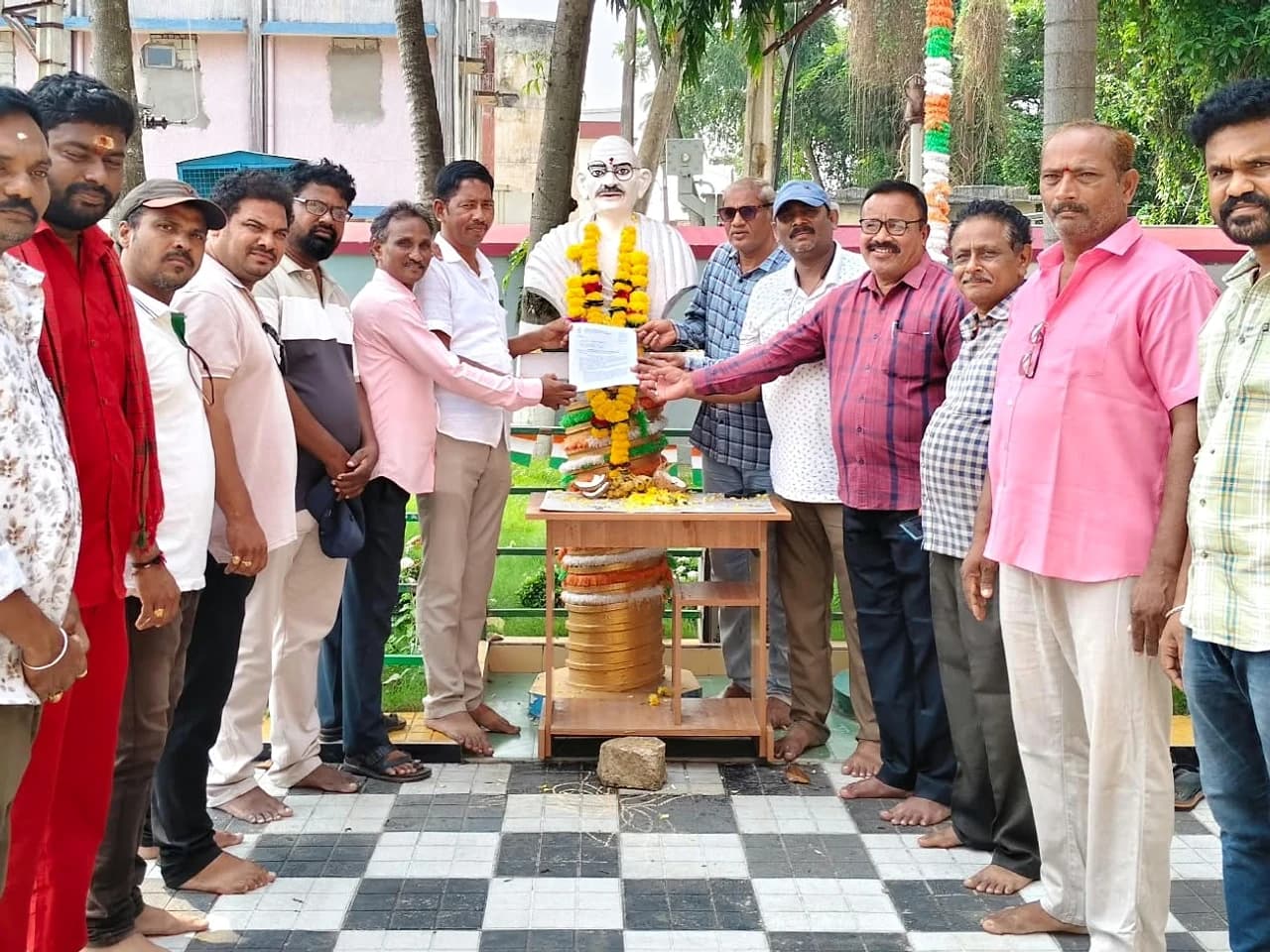 గాంధీజీ విగ్రహానికి వినతిపత్రం