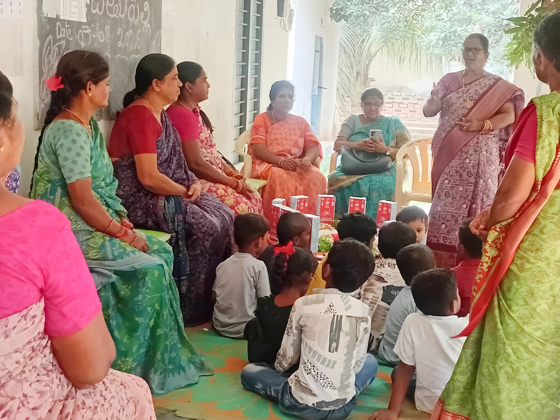 బేతుపల్లి అంగన్‌వాడీలో అక్షరాభ్యాసాలు