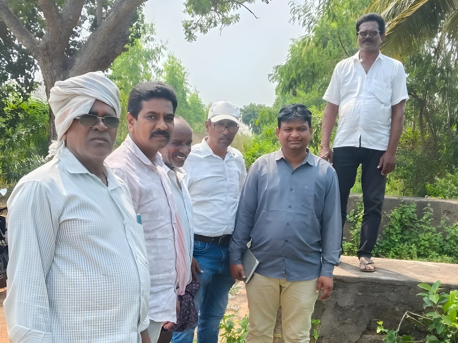 ఎండిపోతున్న పంటలకు సాగునీరు