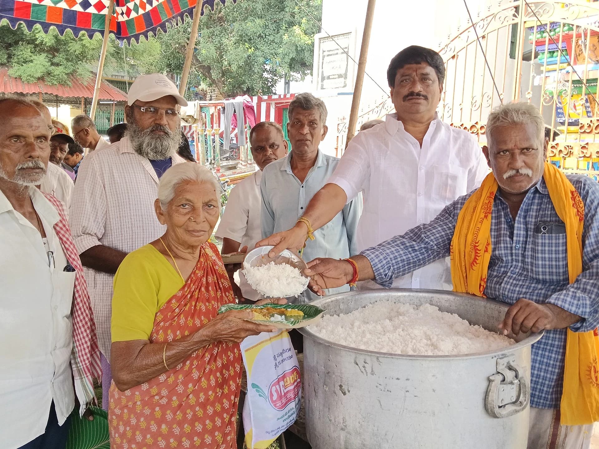 శివ భక్త బృందం ఆధ్వర్యంలో అన్నదానం