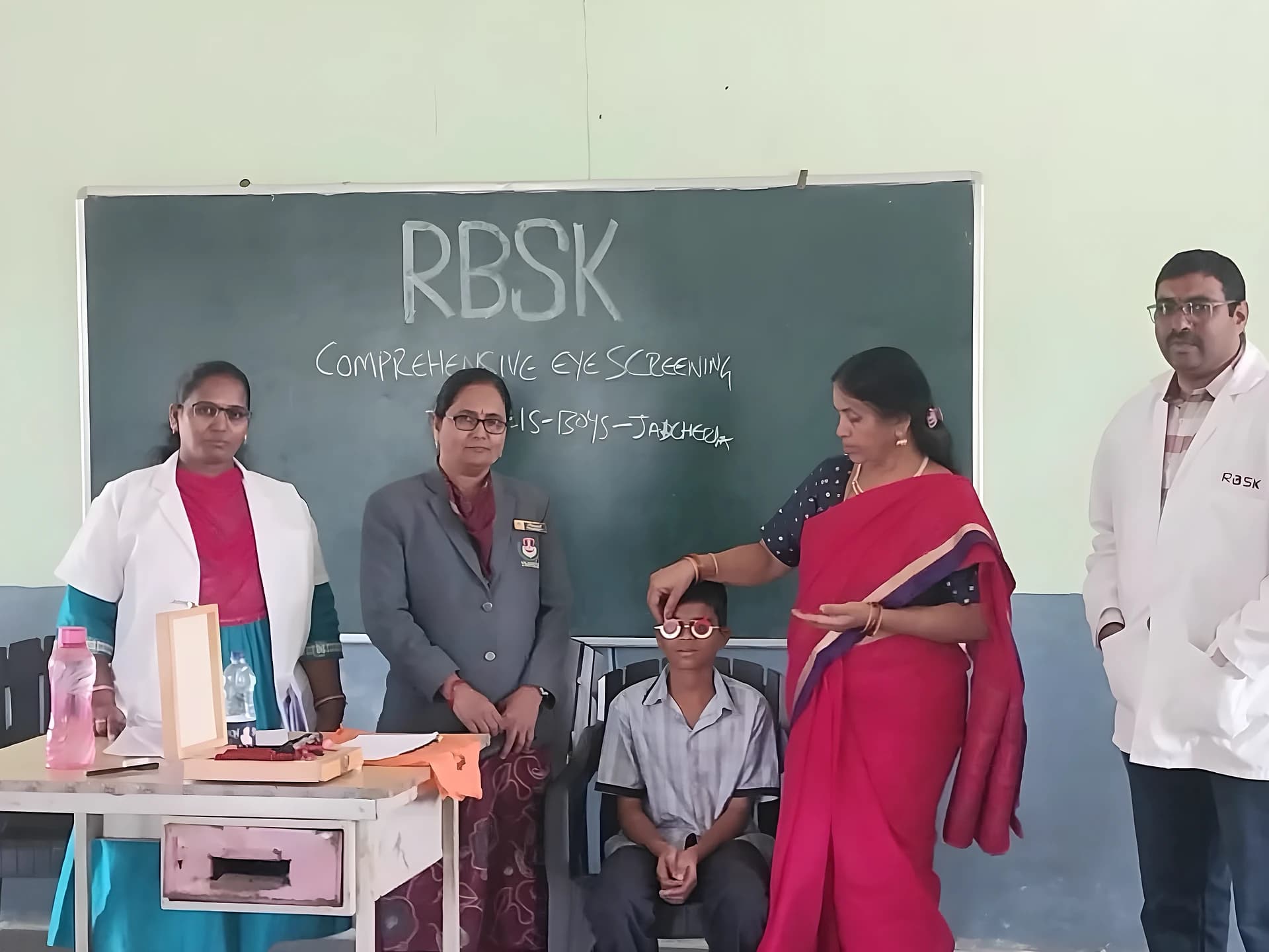 మైనార్టీ గురుకుల విద్యార్థులకు కంటి పరీక్షలు