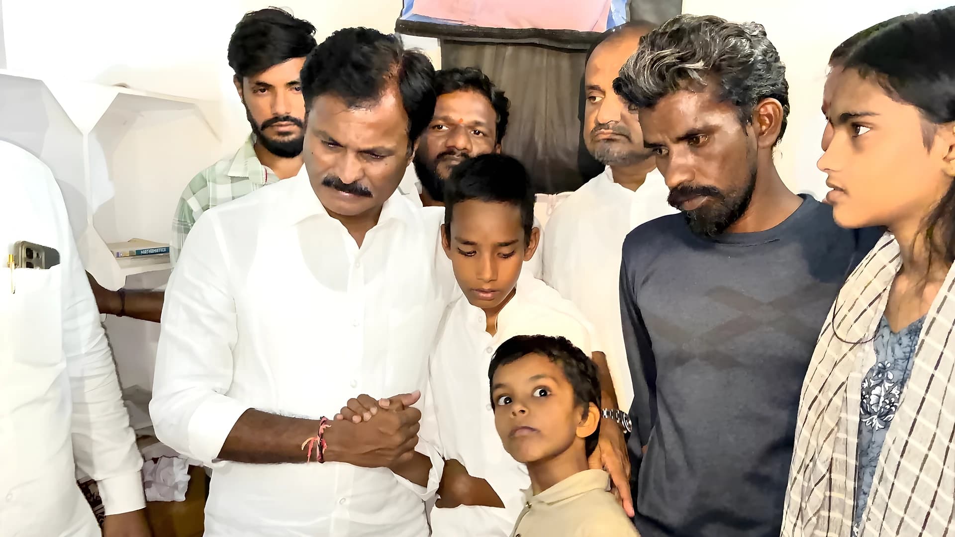 విద్యార్థిని అలీనా కుటుంబానికి ఎమ్మెల్యే పరామర్శ