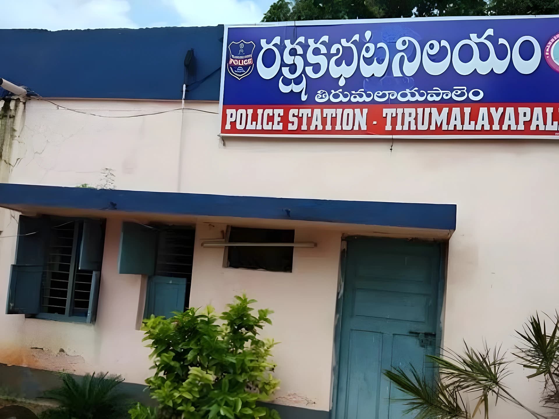 కారుపై రాళ్లు రువ్విన కేసులో ముగ్గురు అరెస్ట్‌