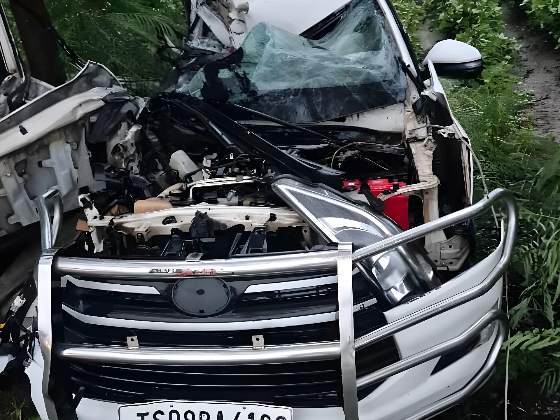 పోలీస్ వాహనాన్ని ఢీకొట్టిన లారీ.. ఎస్సైకి గాయాలు