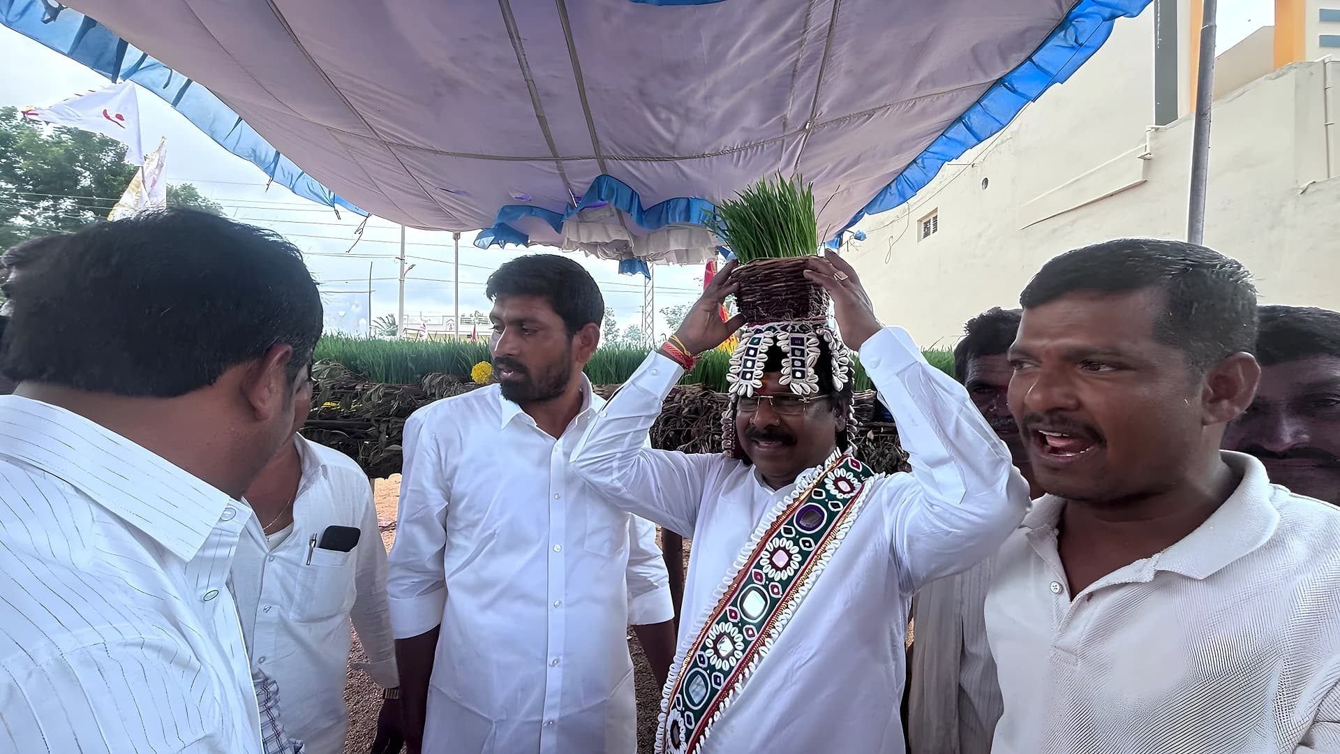 తీజ్ ఉత్సవాల్లో పాల్గొన్న ఎమ్మెల్యే వంశీకృష్ణ