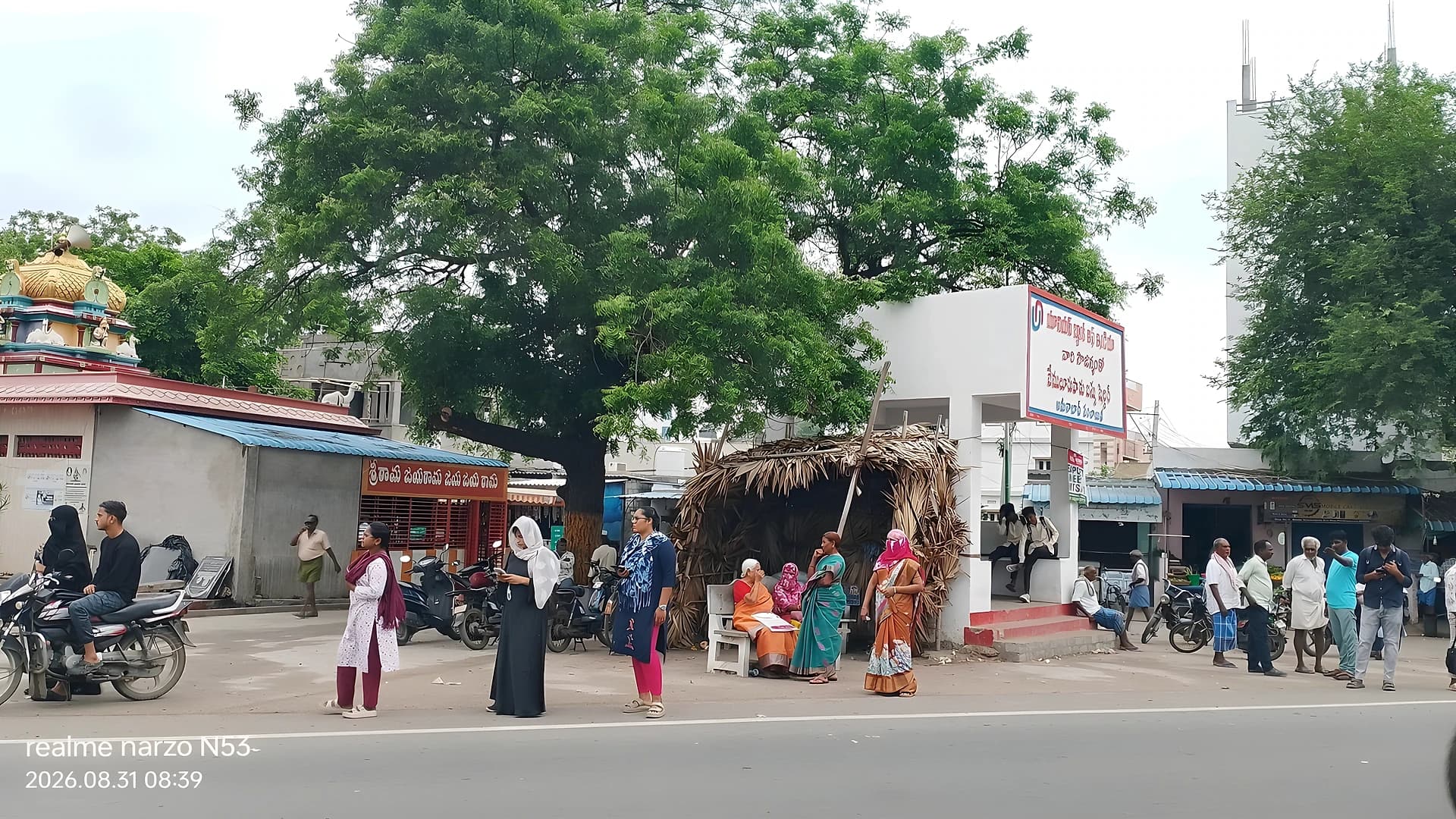 బస్సు కోసం గంటల కొద్దీ వెయిటింగ్..  వచ్చినవి ఆగవు