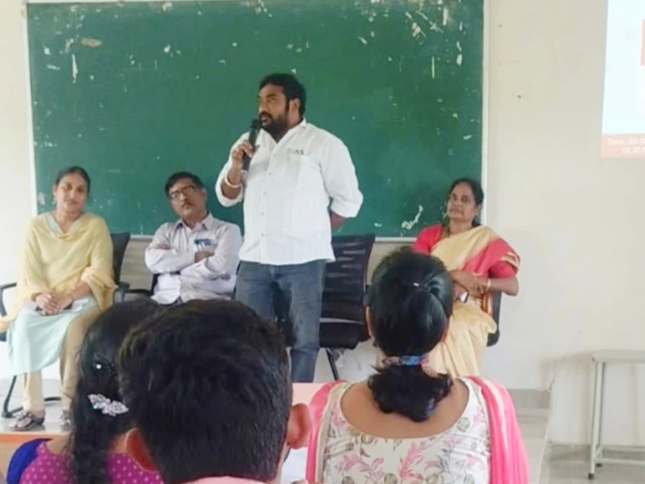 సొంత వ్యాపారంతో యువత కొత్త దారులు వెతుక్కోవాలి