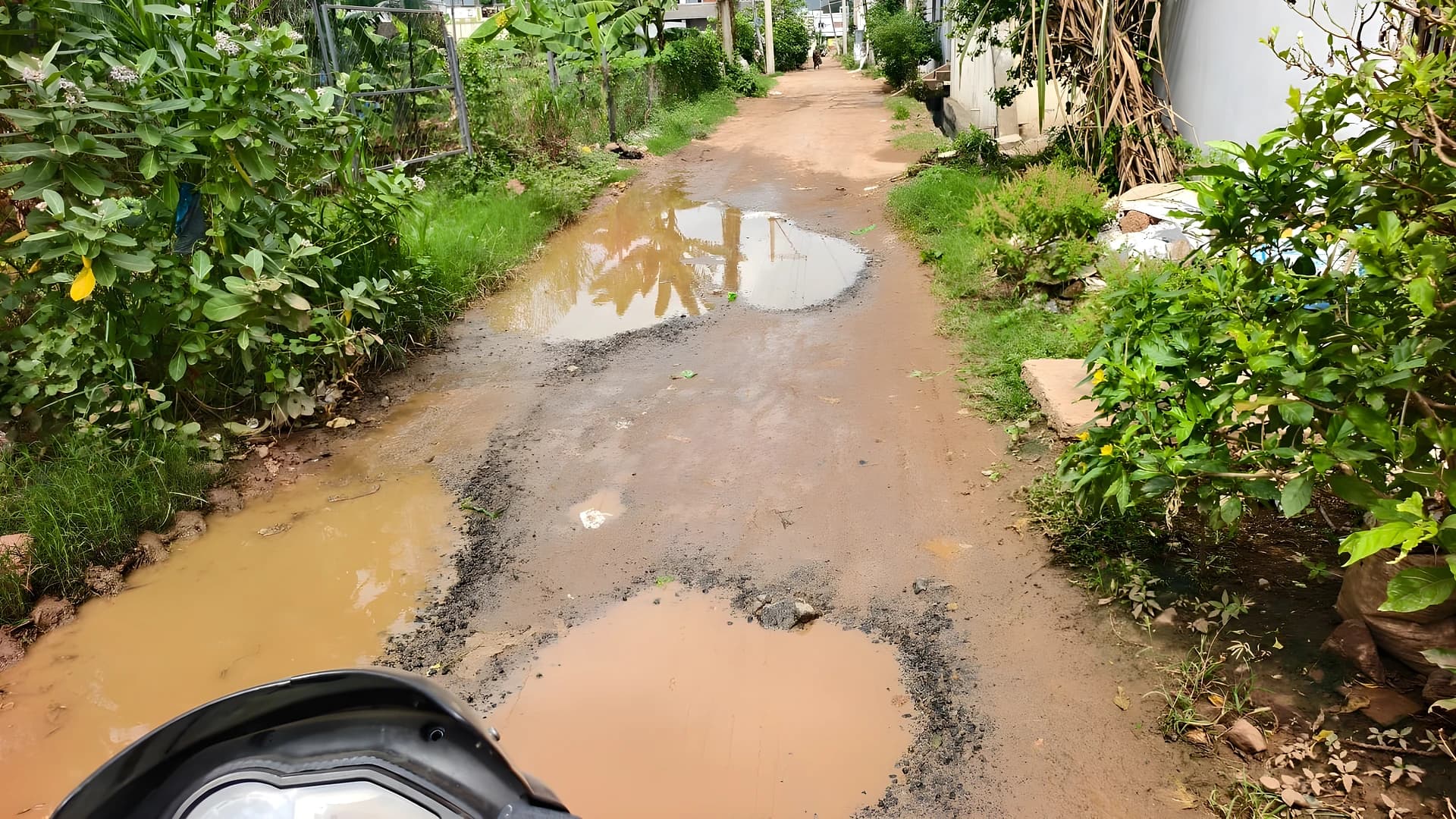 రోడ్లపై మురుగునీరు.. గుంతల్లో ప్రయాణం