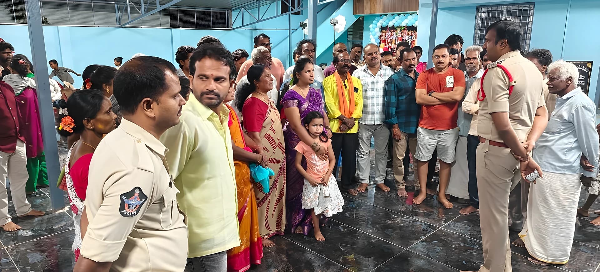 ప్రజల సమస్యలు తెలుసుకున్న పోలీస్ ఇన్‌స్పెక్టర్