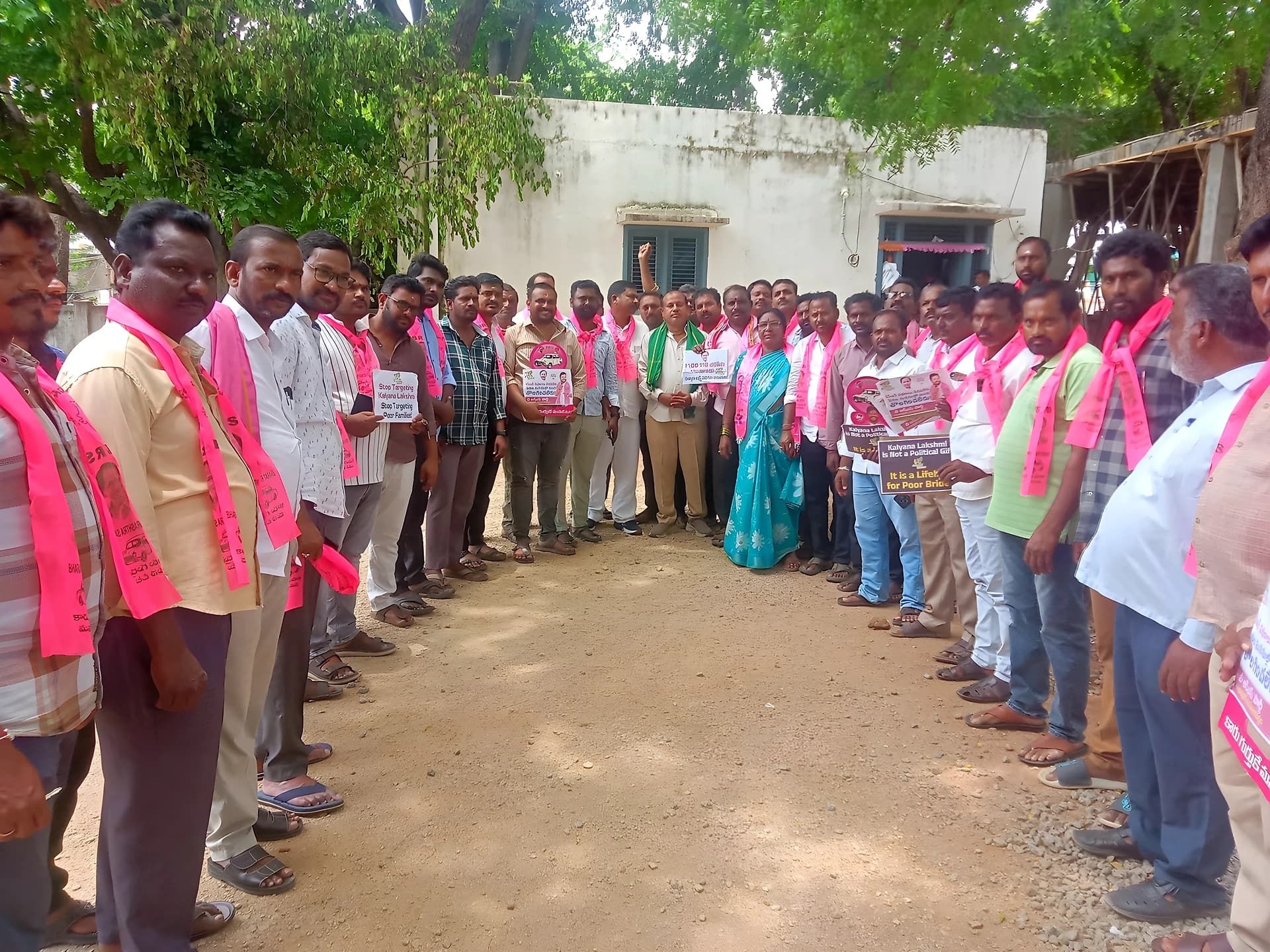 పథకాలు ఆపొద్దని BRS నాయకుల నిరసన