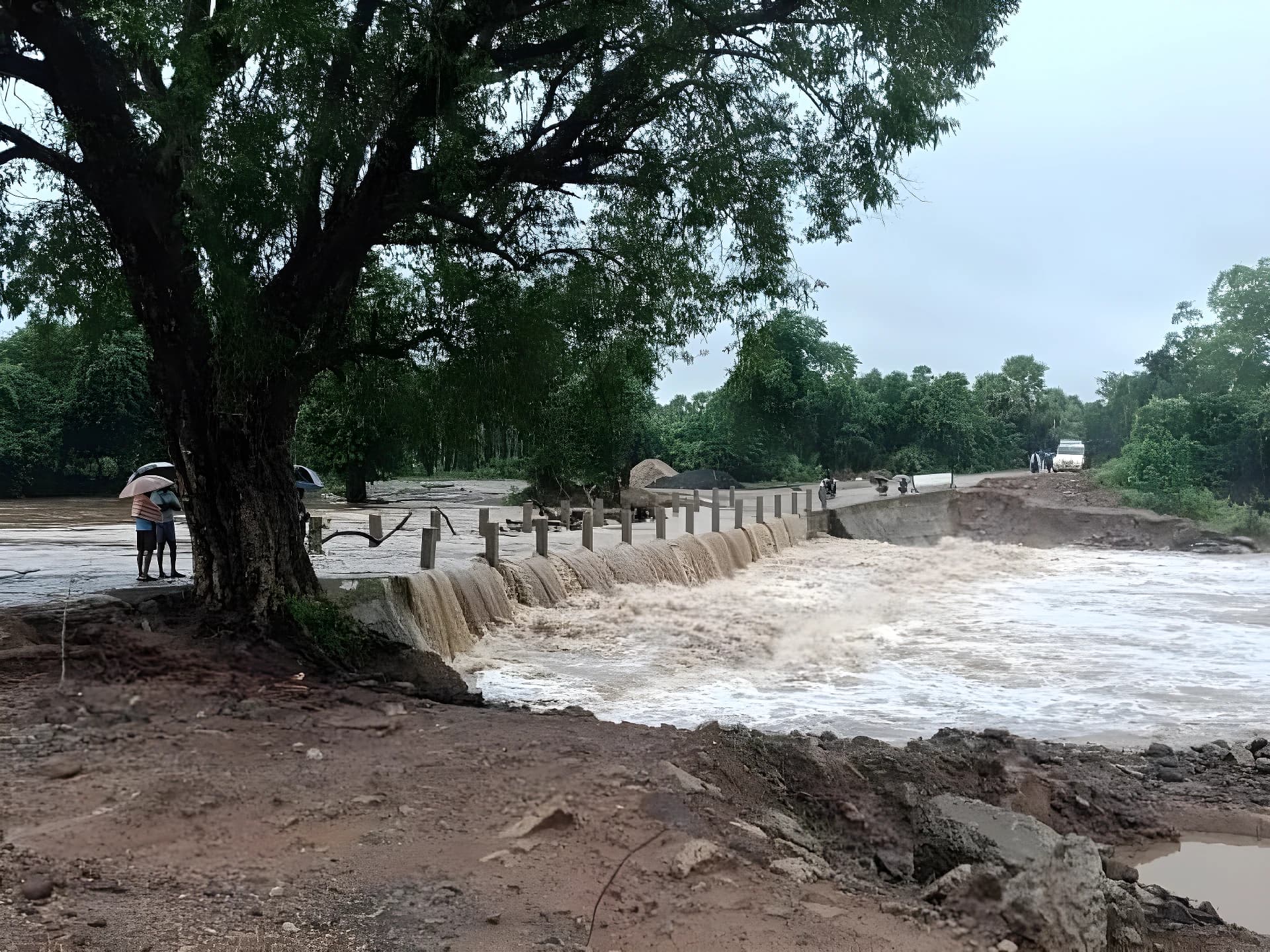 భారీ వర్షం.. పొంగి పొర్లుతున్న వాగులు