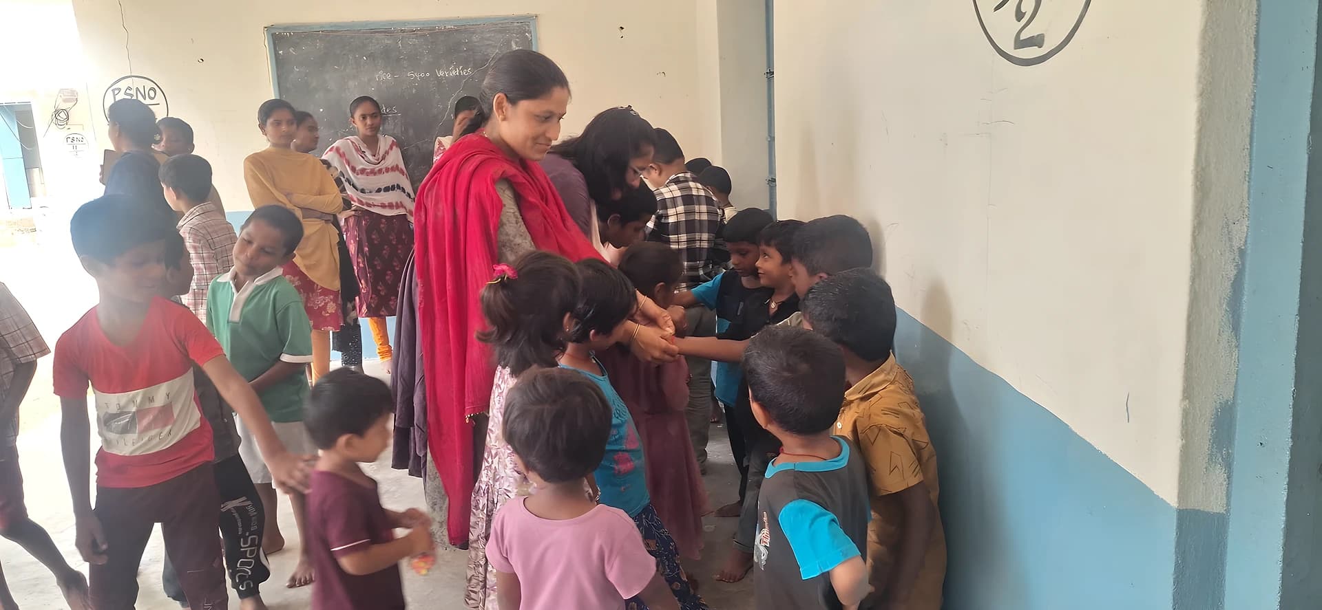 పాఠశాలలో ఘనంగా రక్షాబంధన్ వేడుకలు