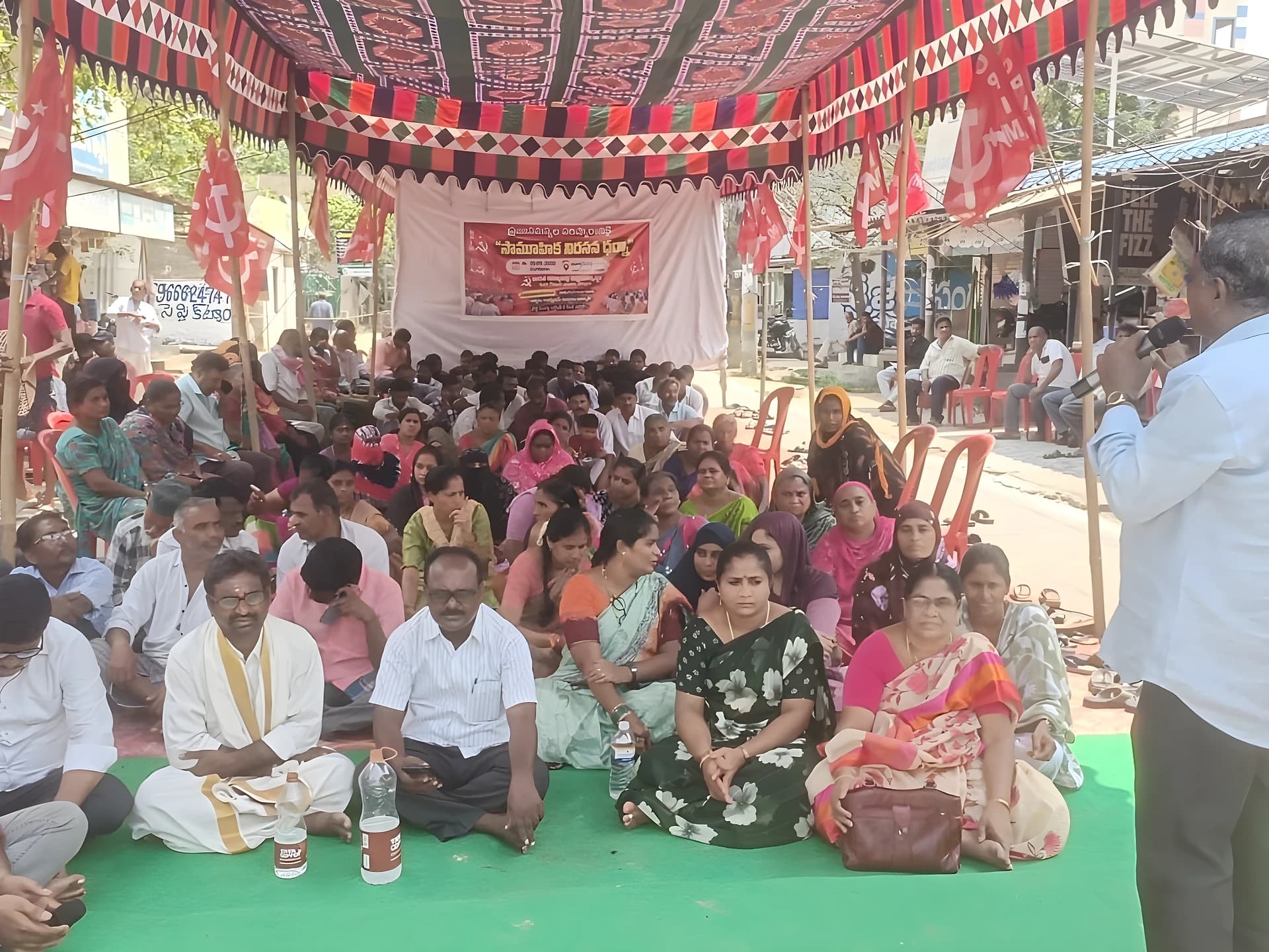 మౌలిక వసతులు కల్పించాలని ధర్నా