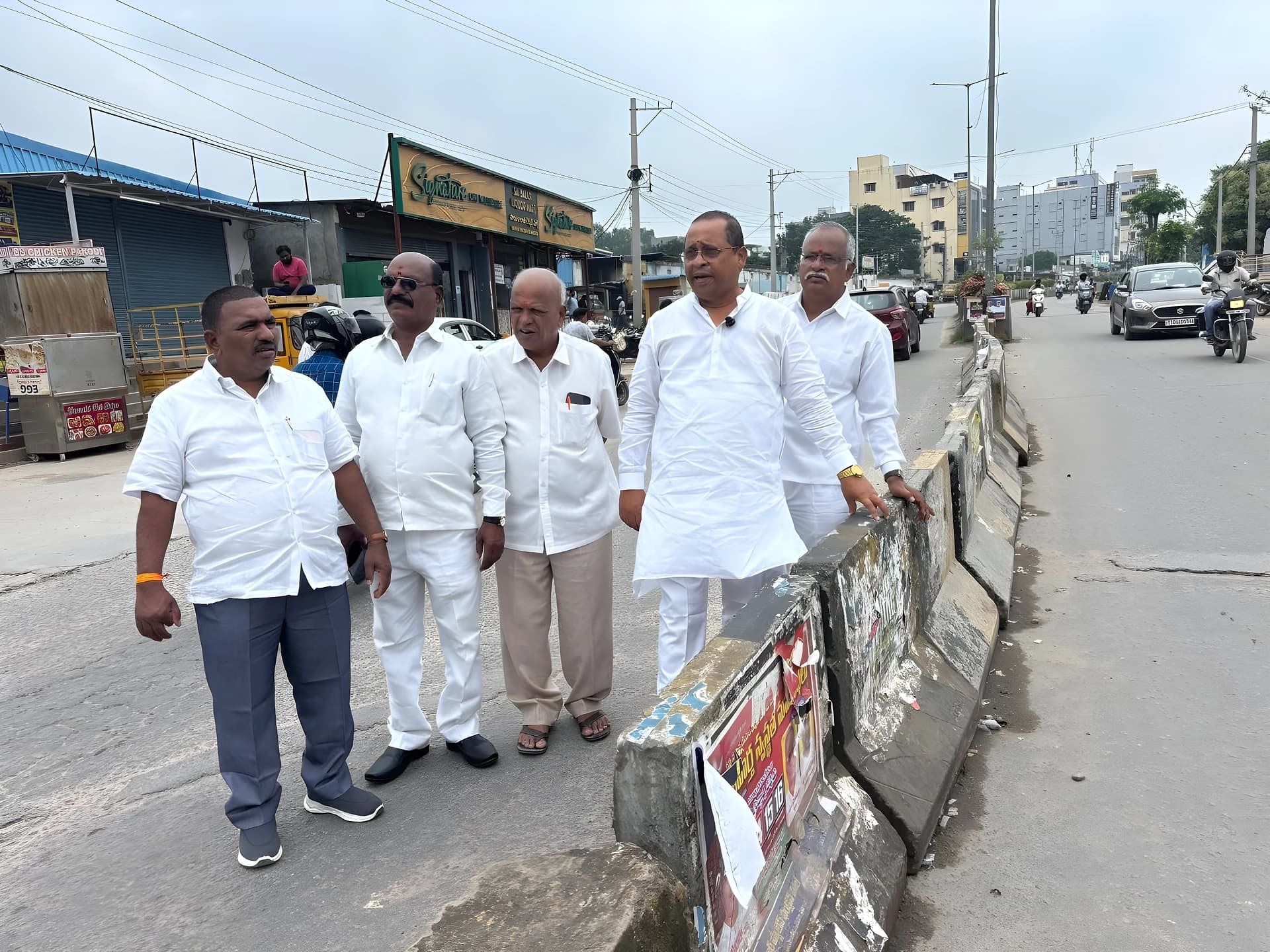 ట్రాఫిక్ జామ్‌పై స్థానికుల ఫిర్యాదు
