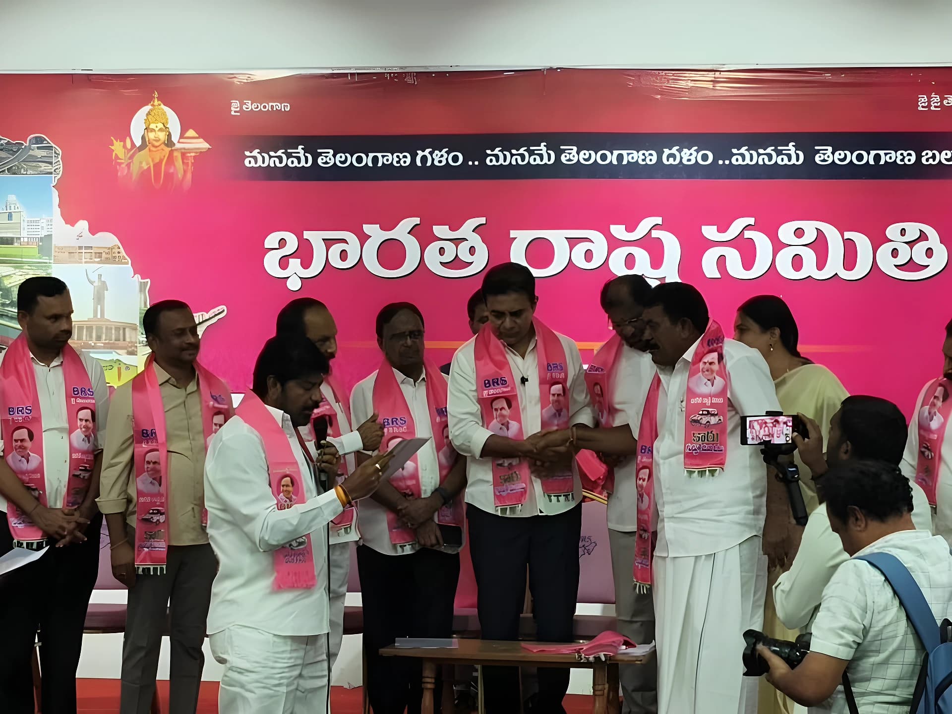 కాంగ్రెస్‌కు రాజీనామా చేసి BRSలోకి