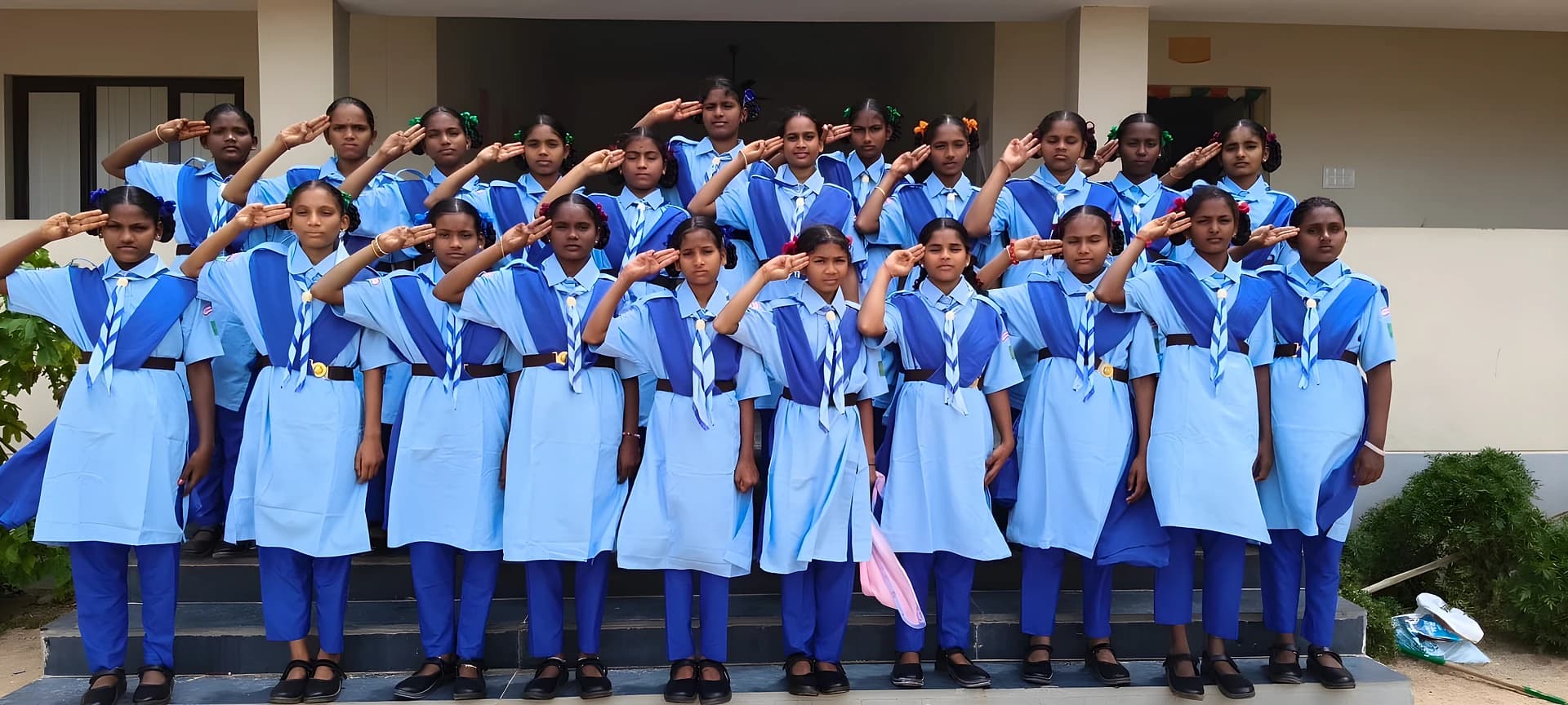 ఏకరూప దుస్తుల్లో స్కౌట్స్‌ అండ్‌ గైడ్స్‌ కార్యక్రమం