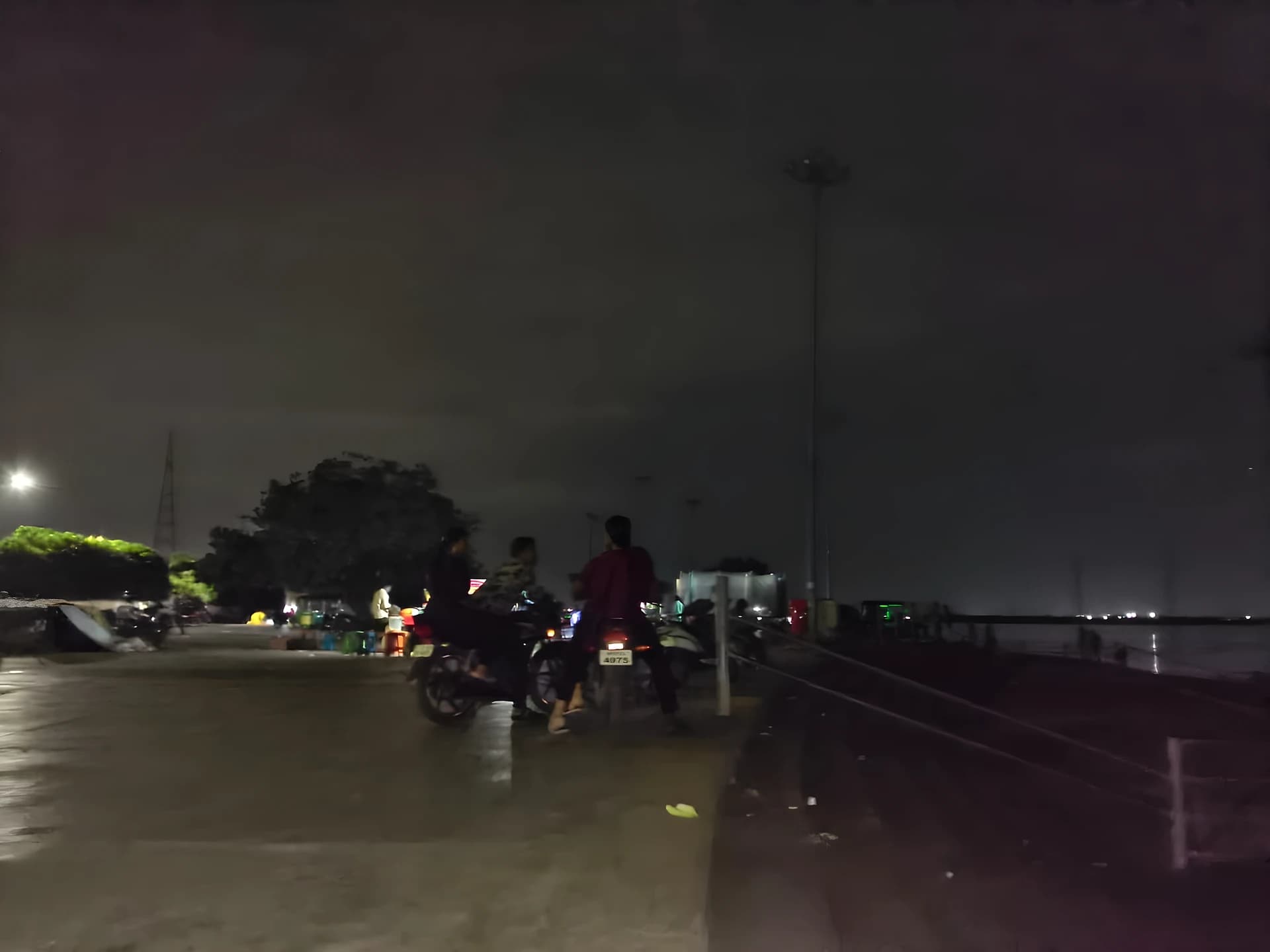 పవిత్ర సంగమంలో కారు చీకట్లు
