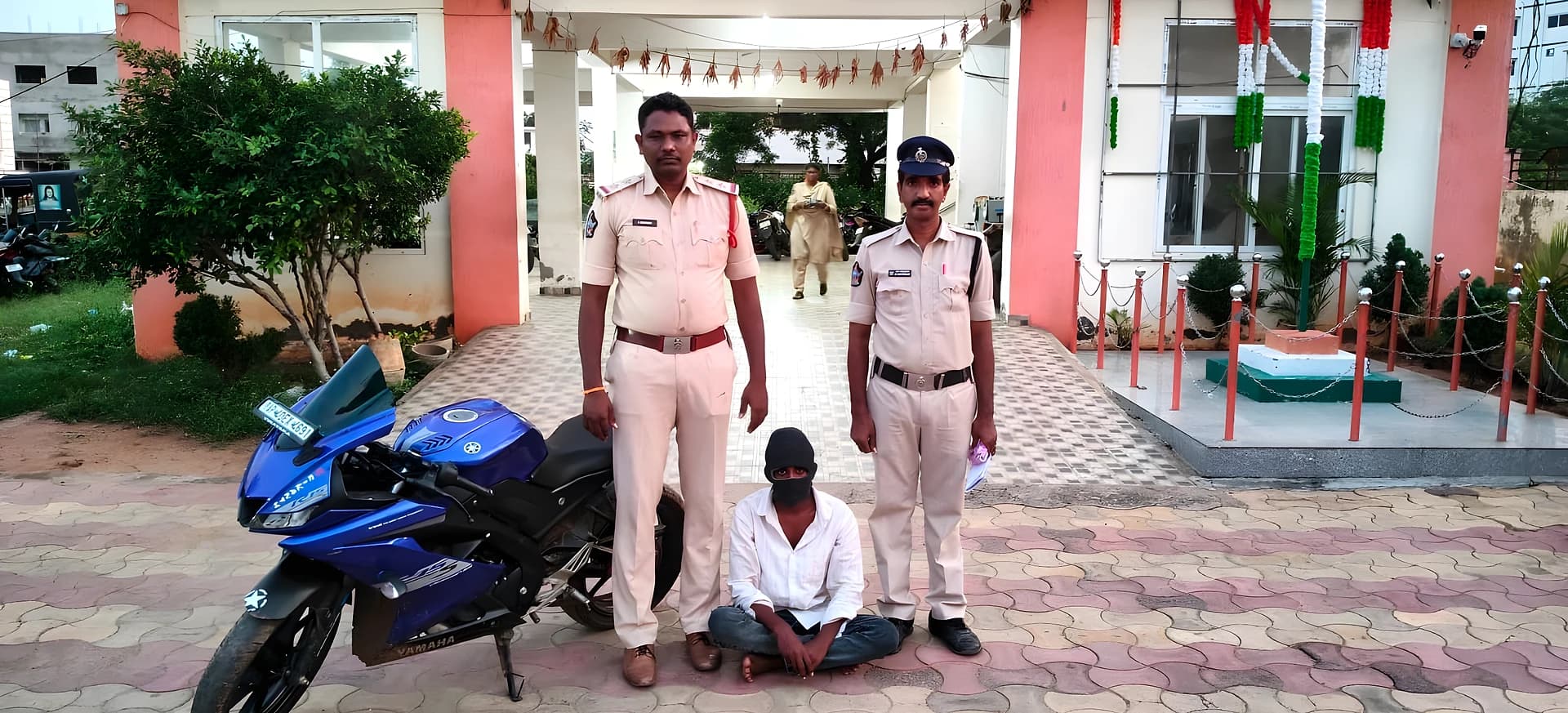 ఆడపిల్లల వెంటపడితే కటకటాల వెనక్కే