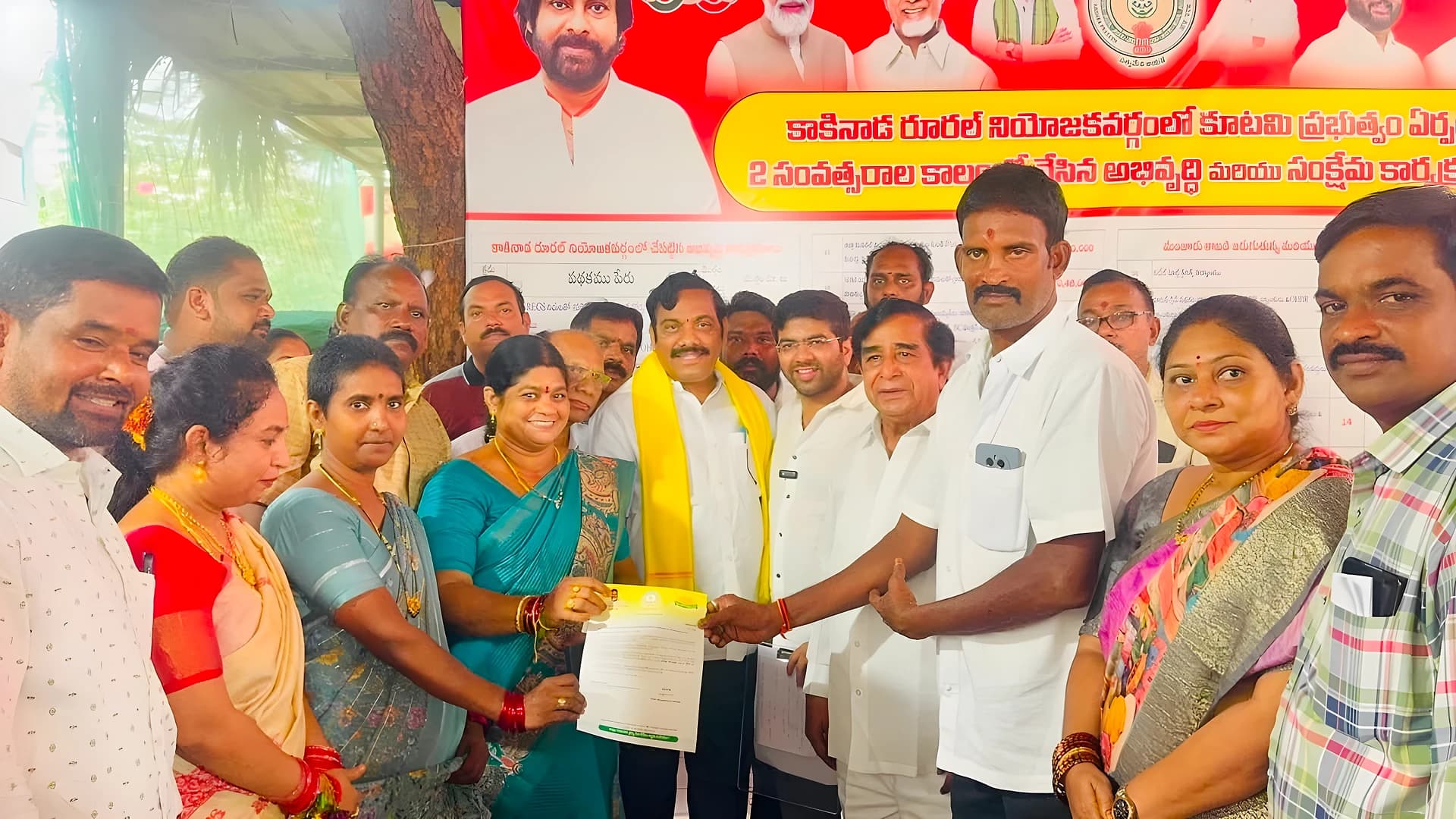 రూ.19.35 లక్షల సీఎంఆర్‌ఎఫ్ చెక్కులు పంపిణీ