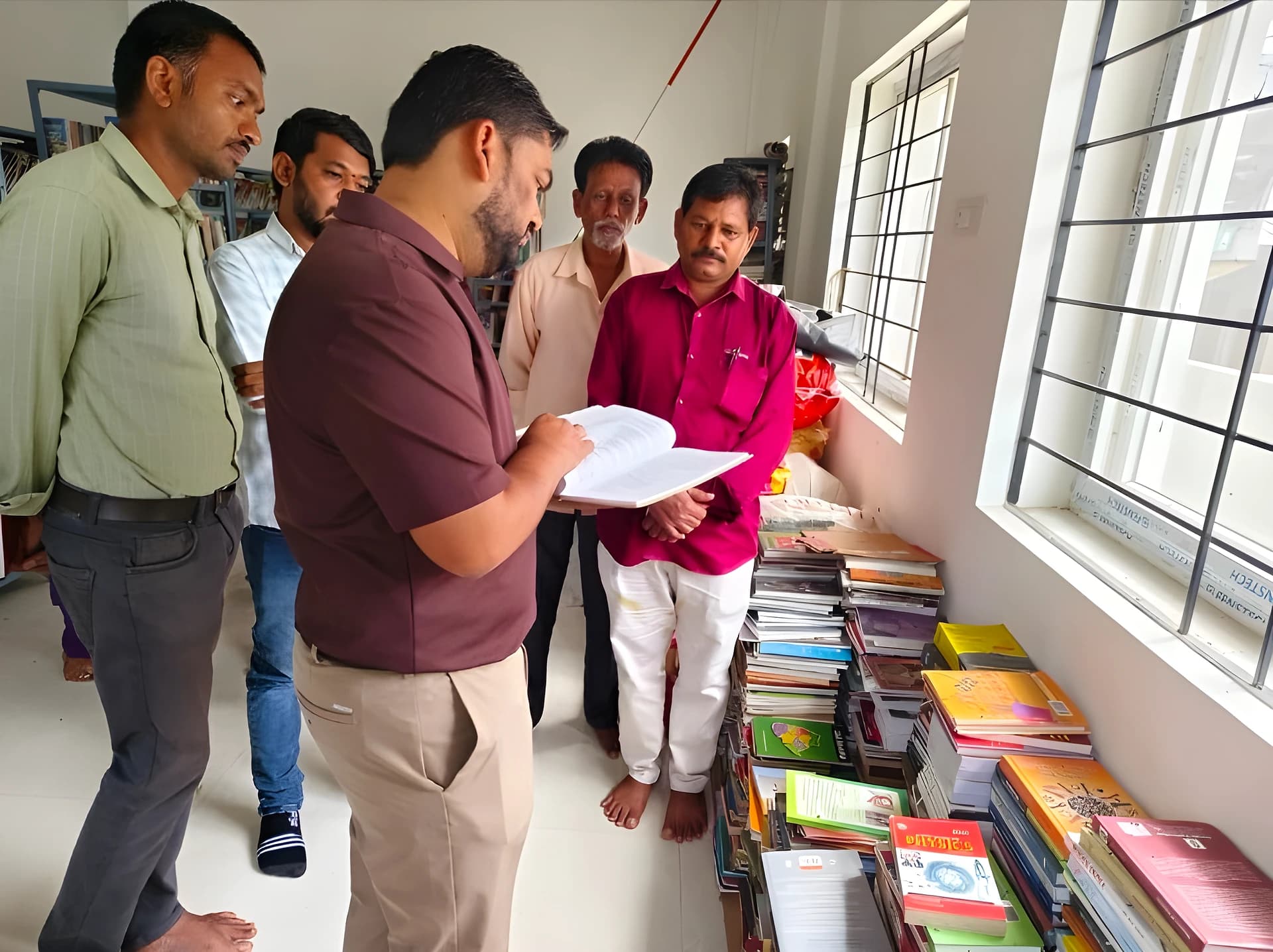 గ్రంథాలయాన్ని సందర్శించిన కలెక్టర్
