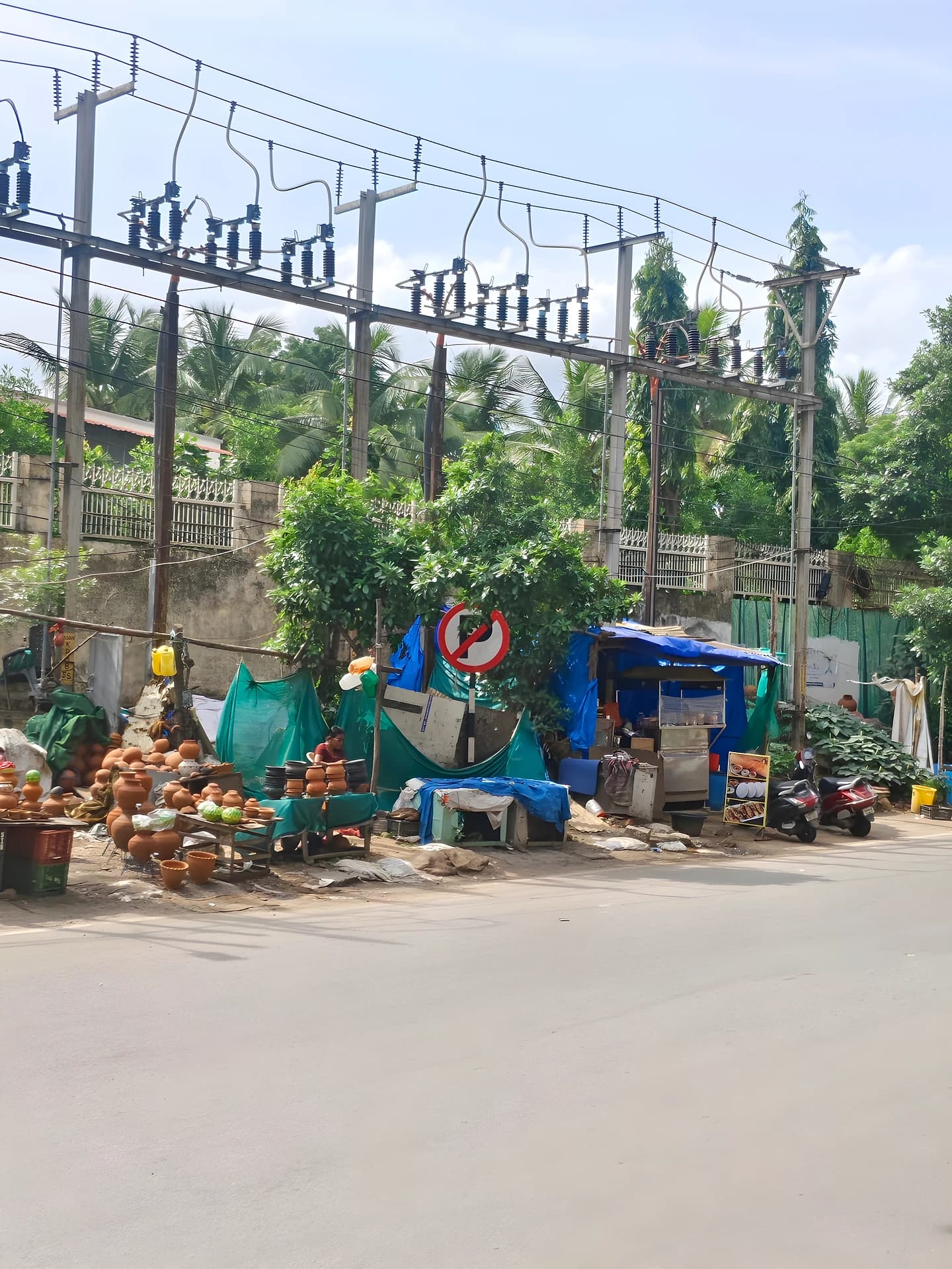 పొట్టకూటి కోసం వ్యాపారం.. ప్రాణాలతో చెలగాటం