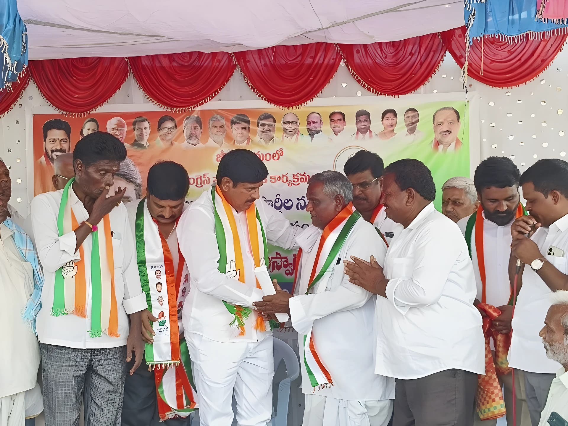 కాంగ్రెస్‌లో చేరిన జీవన్గి గ్రామ సర్పంచ్