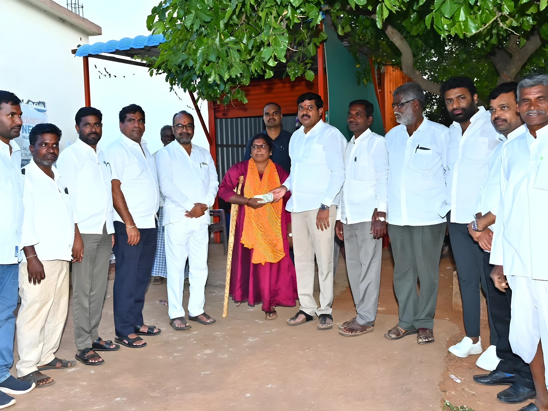 దివ్యాంగురాలికి ఆర్థిక సాయం