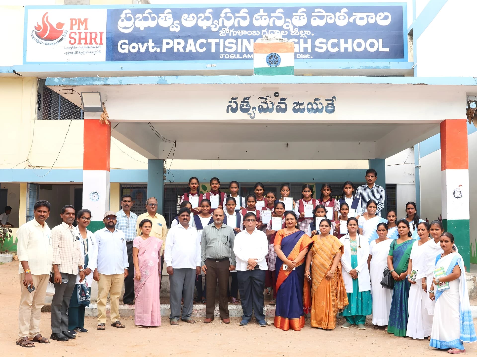 స్టూడెంట్ హెల్త్ ప్రొఫైల్ కార్డుల పంపిణీ
