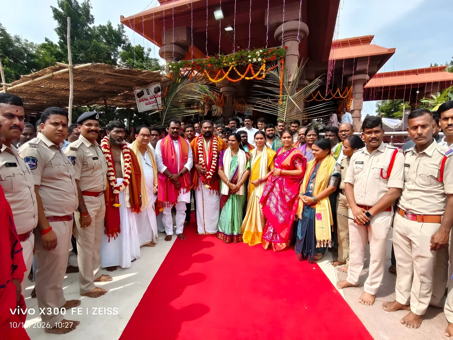 జోగులాంబ సన్నిధిలో మంత్రి దంపతులు
