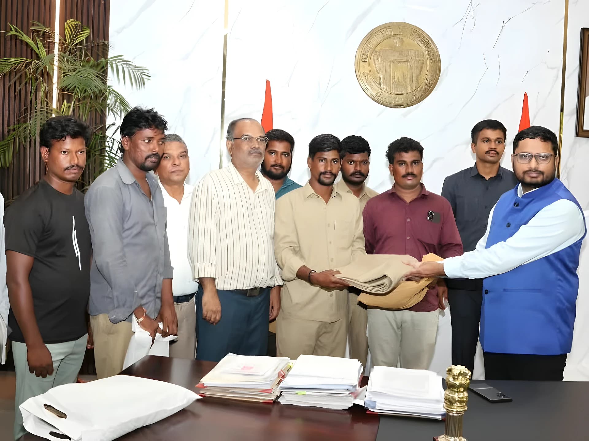హమాలీలకు దసరా కానుకలు.. కలెక్టర్ సర్ప్రైజ్!