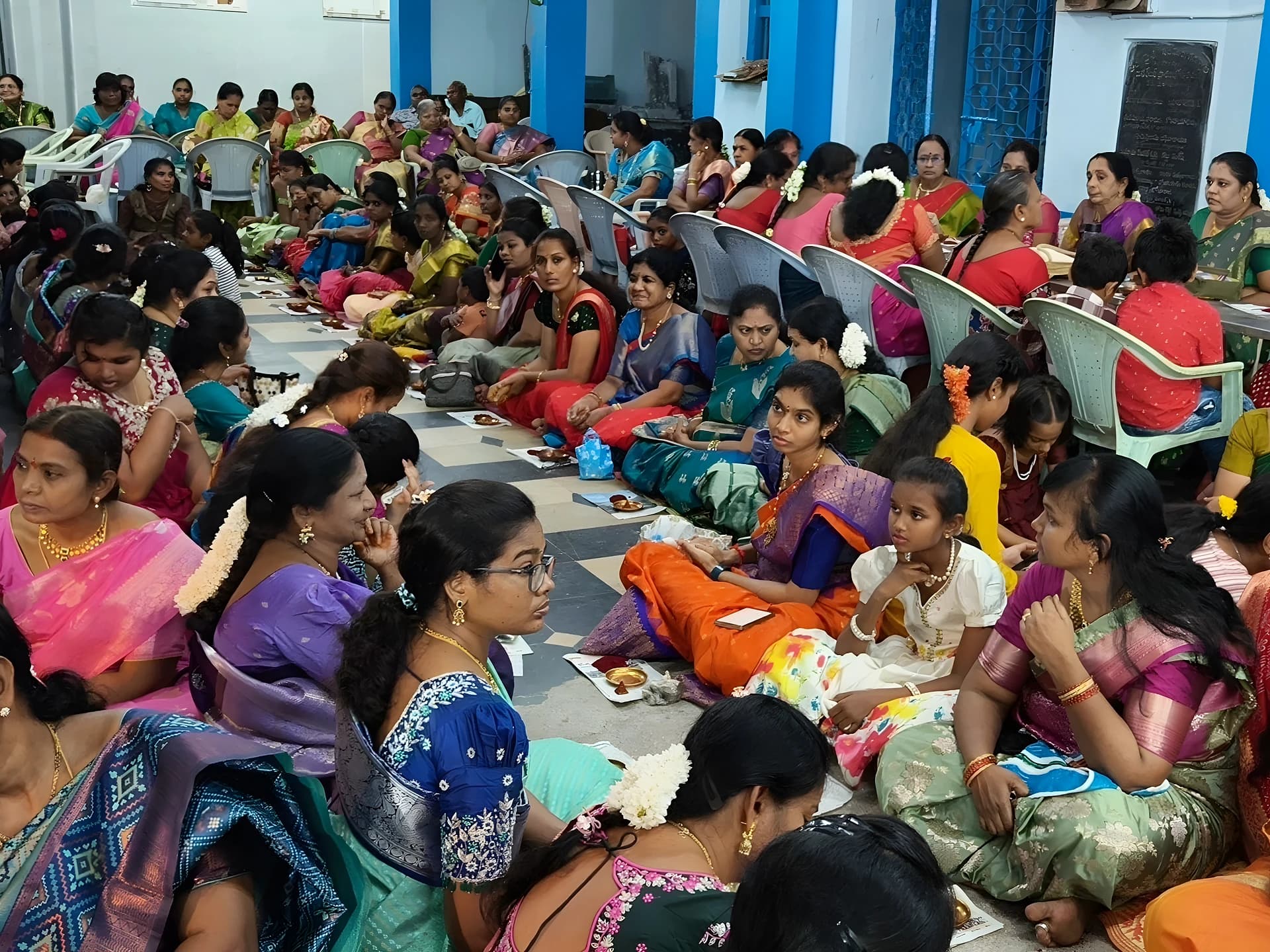 కోట్ల విలువైన అలంకరణలో అమ్మవారు