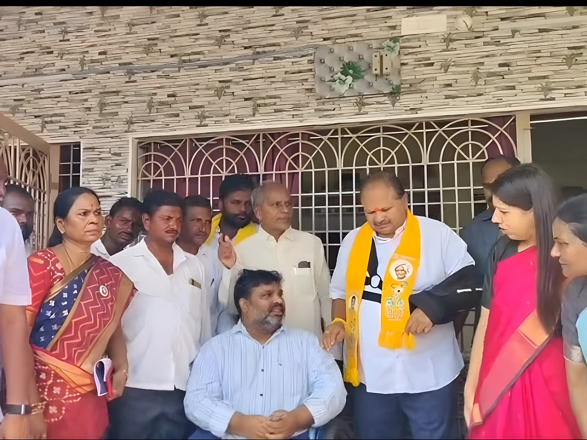 రెంటపాళ్లలో పెన్షన్ల పంపిణీ.. పాల్గొన్న MLA