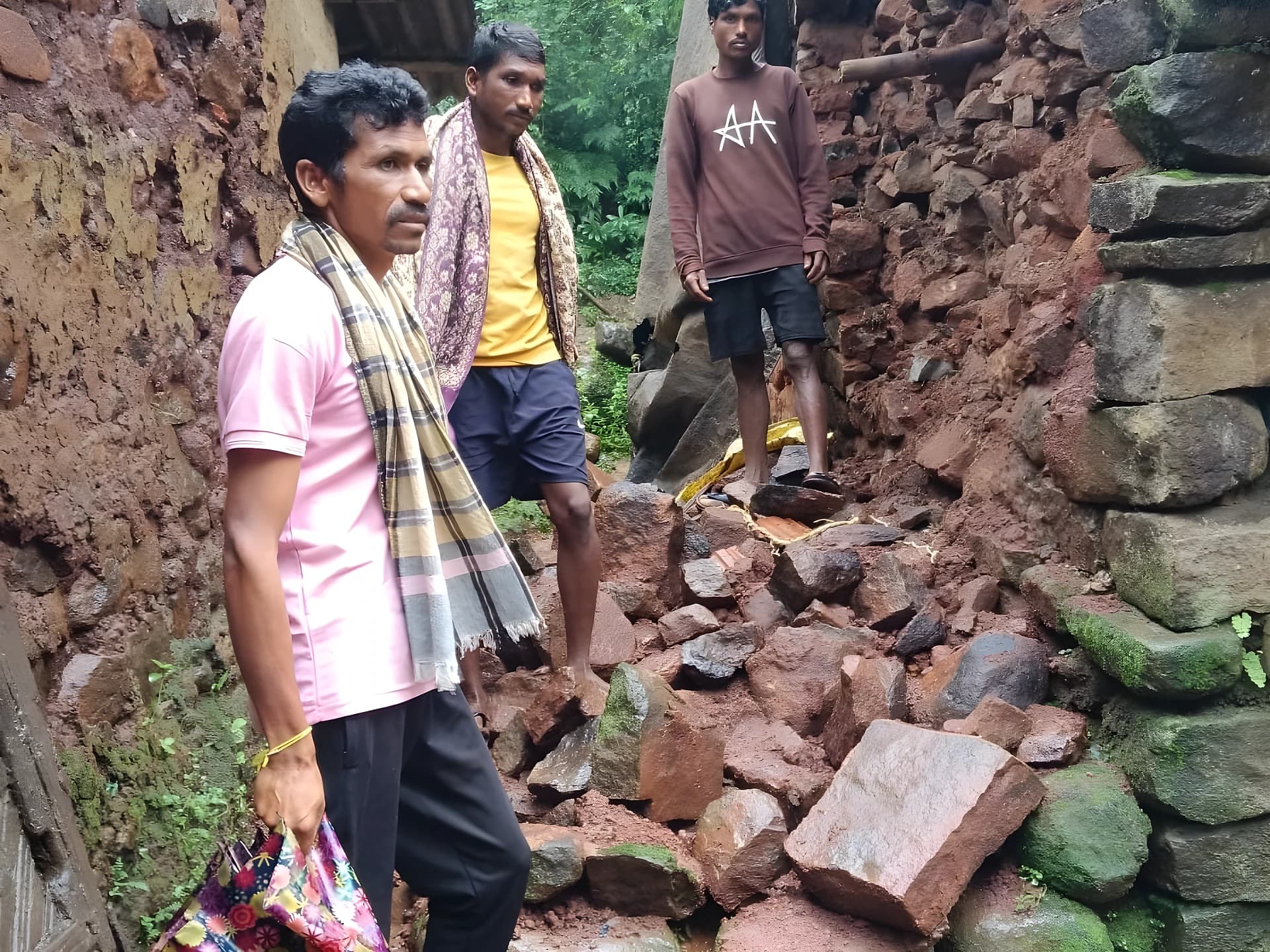 ఇళ్లు దెబ్బతిన్న కుటుంబాలకు పరిహారం ఇవ్వాలి
