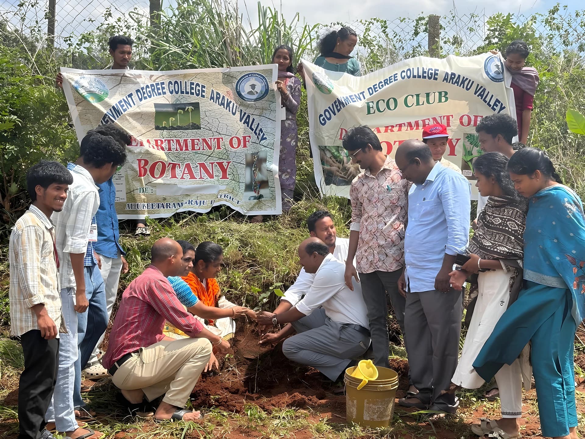 అరకు కాలేజీలో ప్లాంటేషన్ డ్రైవ్