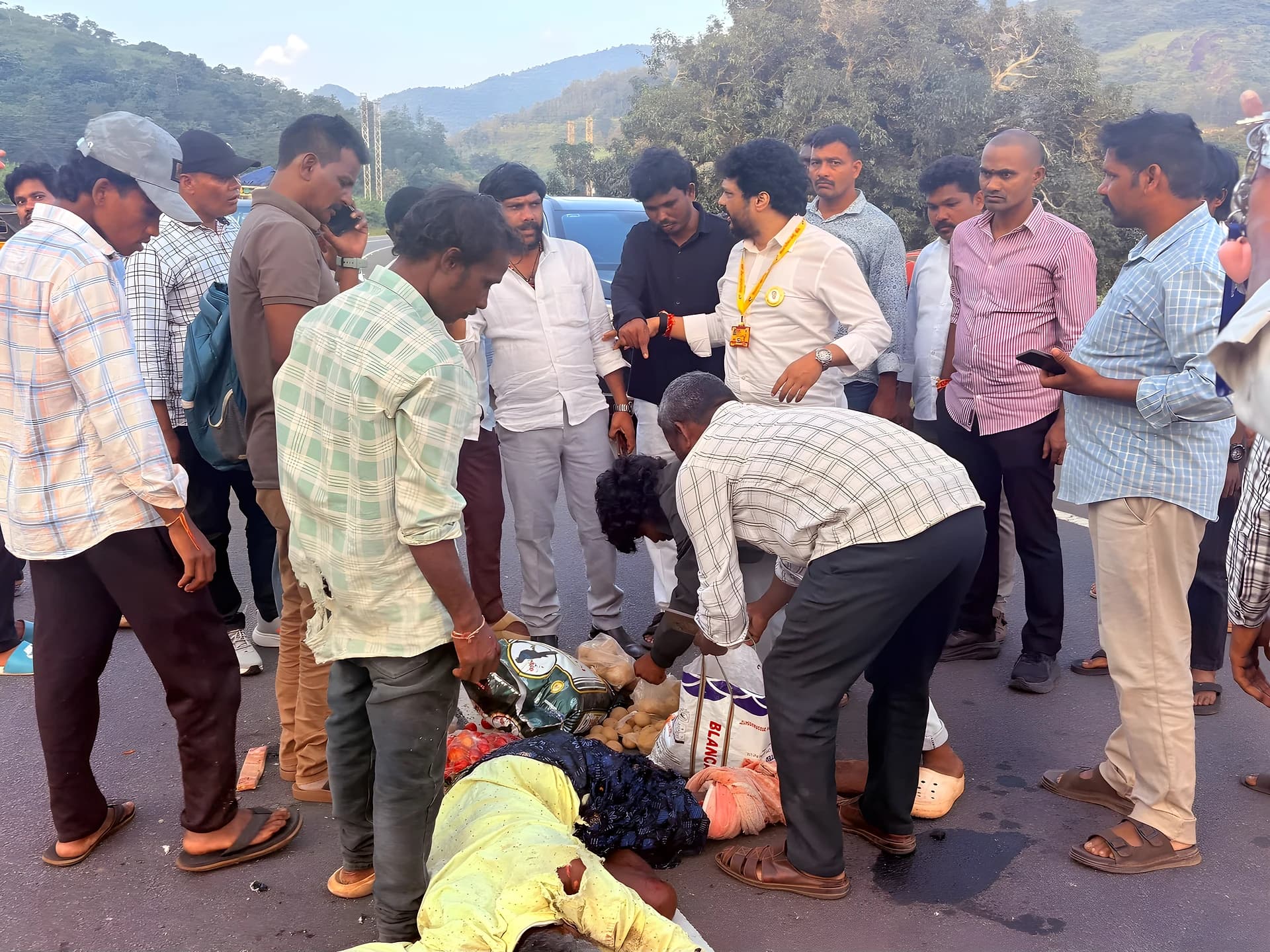 ఆటో బోల్తా.. క్షతగాత్రులను ఆసుపత్రికి తరలించిన GGC చైర్మన్!