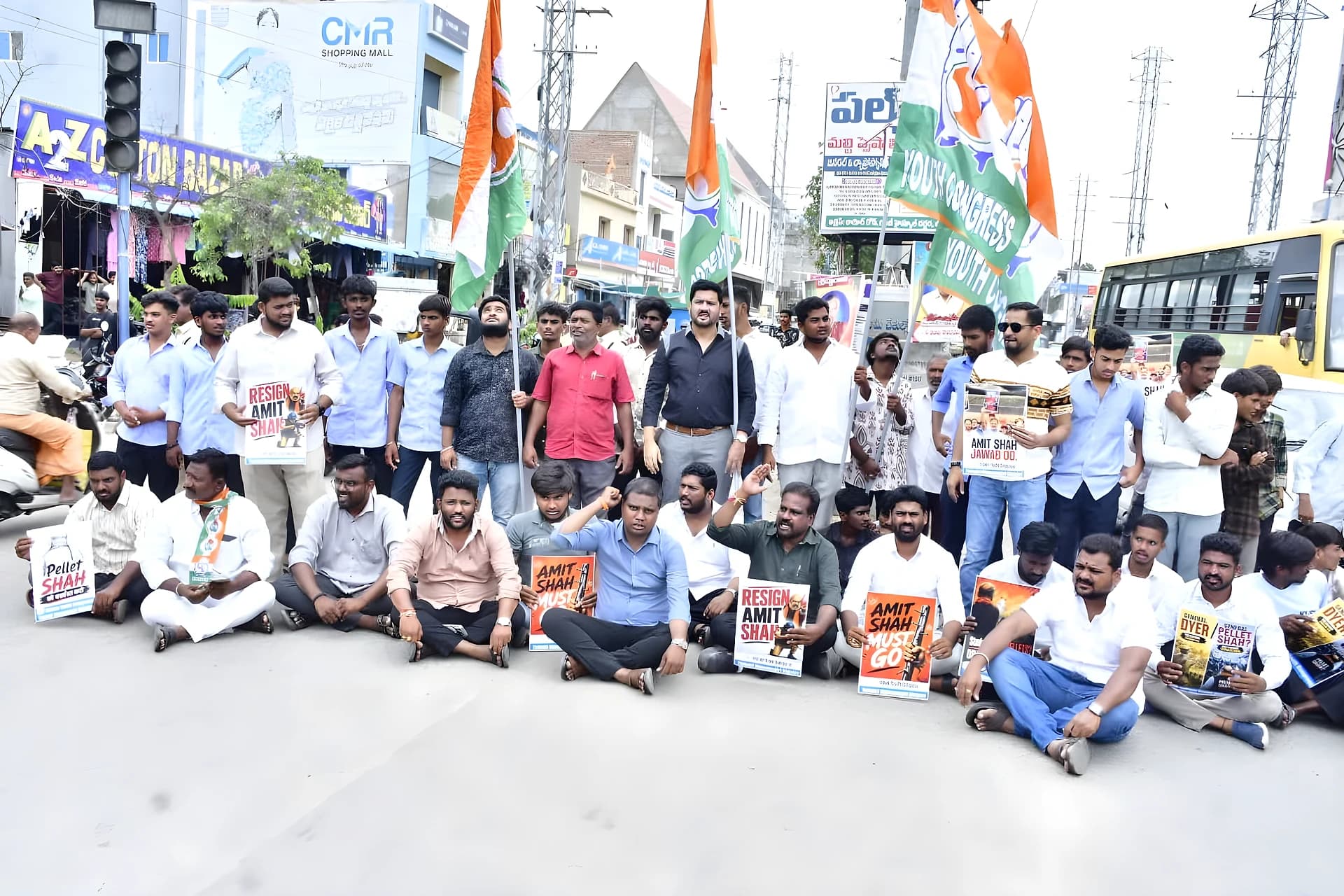 కాల్పుల ఘటనపై భువనగిరిలో కాంగ్రెస్ ఆందోళన