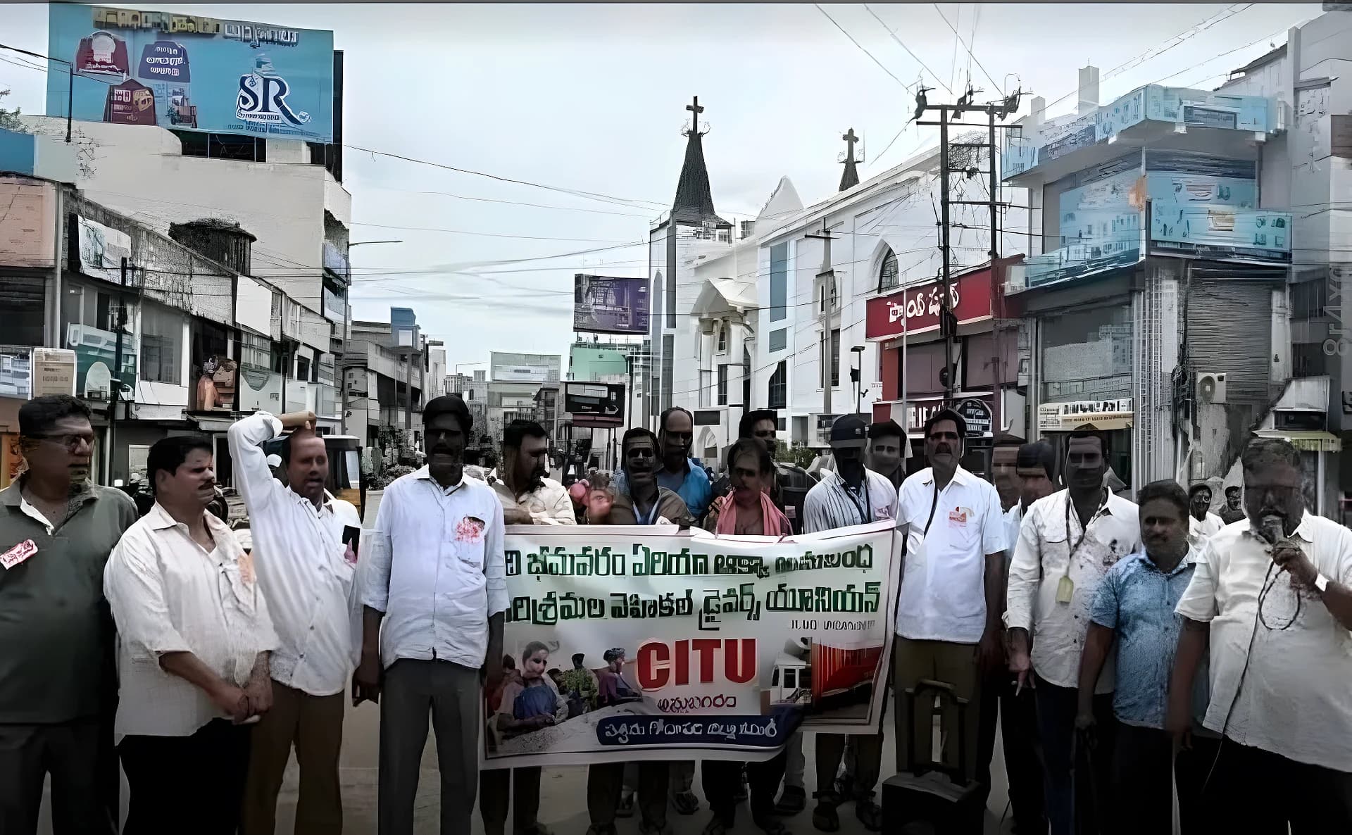 లారీ డ్రైవర్‌పై దాడిని ఖండిస్తూ భీమవరంలో ఆందోళన
