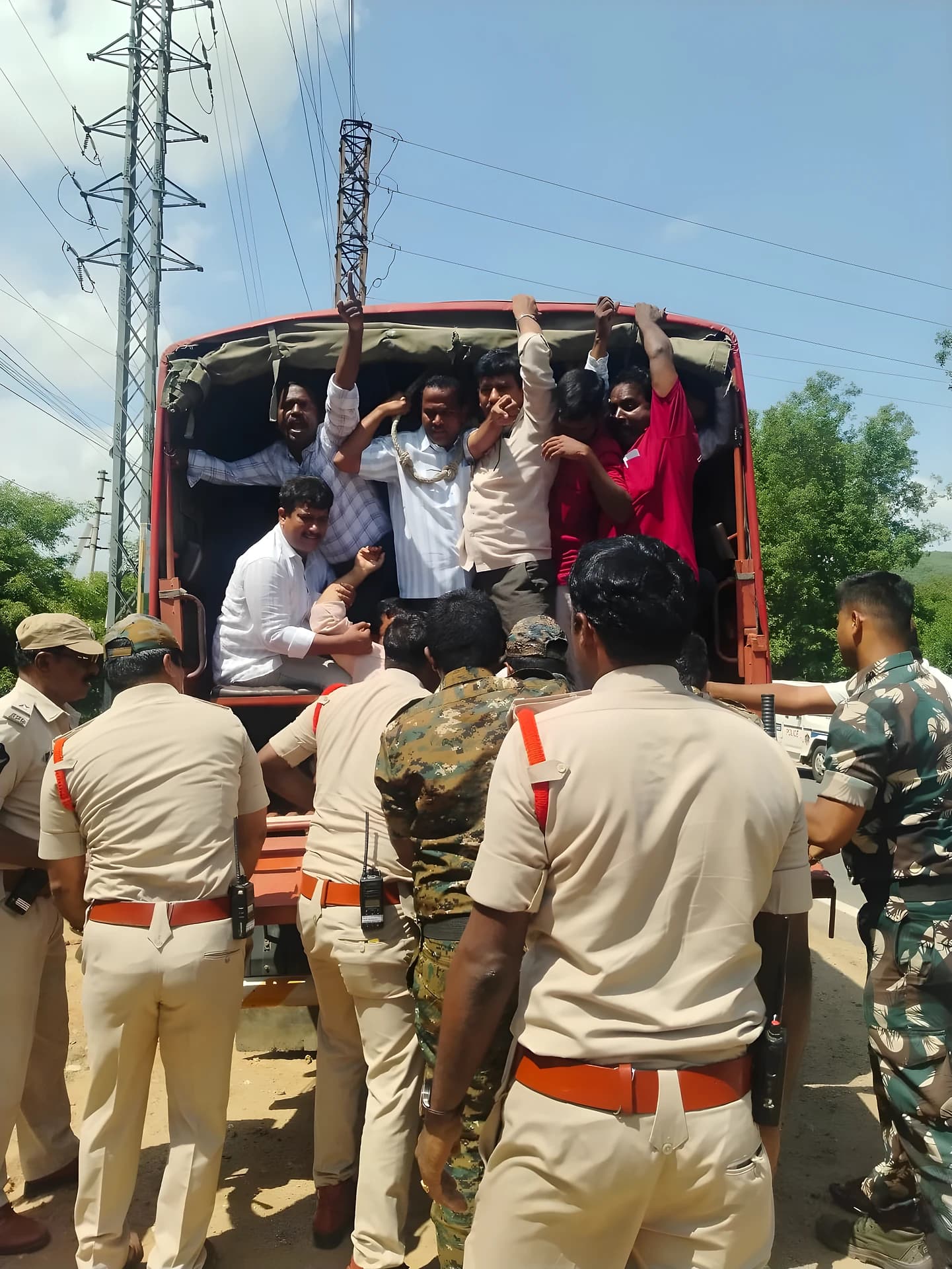 TET మినహాయింపు కోరుతూ UTF ముట్టడి - అరెస్టుల పర్వం