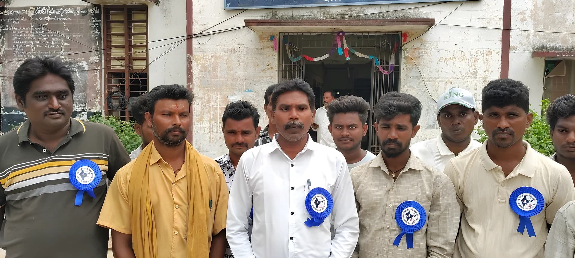 జాతీయ జెండాపై నిర్లక్ష్యం.. అధికారులపై చర్యలకు డిమాండ్