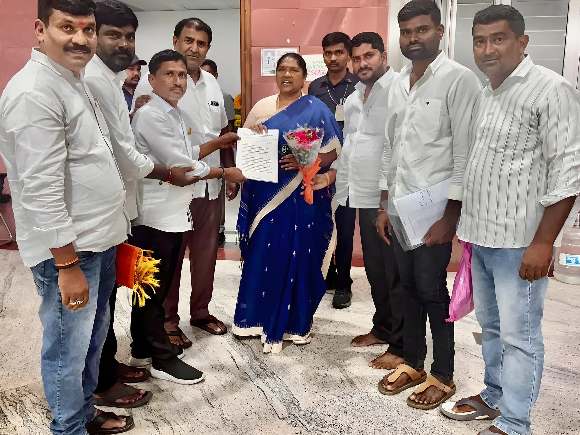 ఏర్గట్ల డెవలప్‌మెంట్ కోసం మంత్రి సీతక్కకి వినతిపత్రం