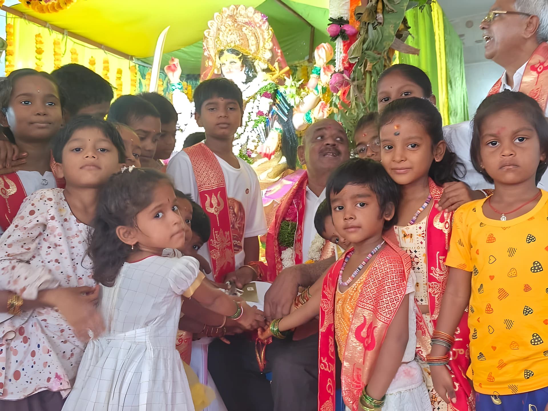 విద్యార్థుల‌కు నోట్ బుక్స్ పంపిణీ