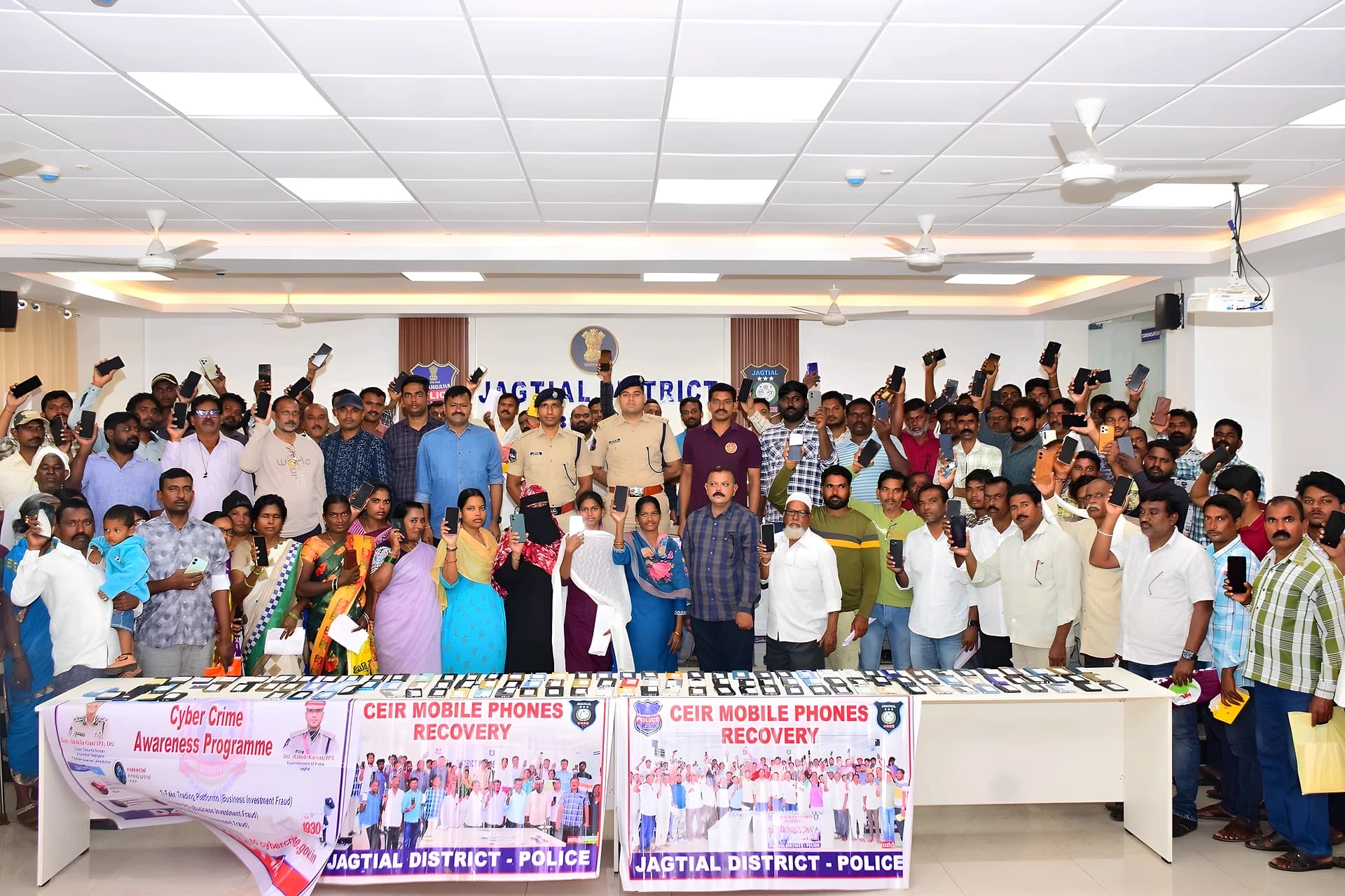పోయిన 102 మొబైల్ ఫోన్లు అప్పగింత